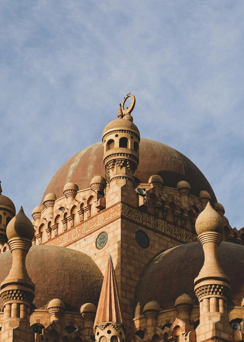 Domurile Moscheii Al Sahaba din Sharm El Sheikh, Egipt, sub un cer senin.