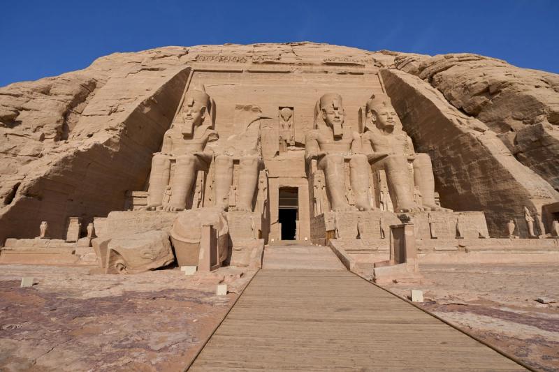 Templul Abu Simbel din Egipt, cu statui uriașe ale lui Ramses al II-lea sculptate în stâncă.