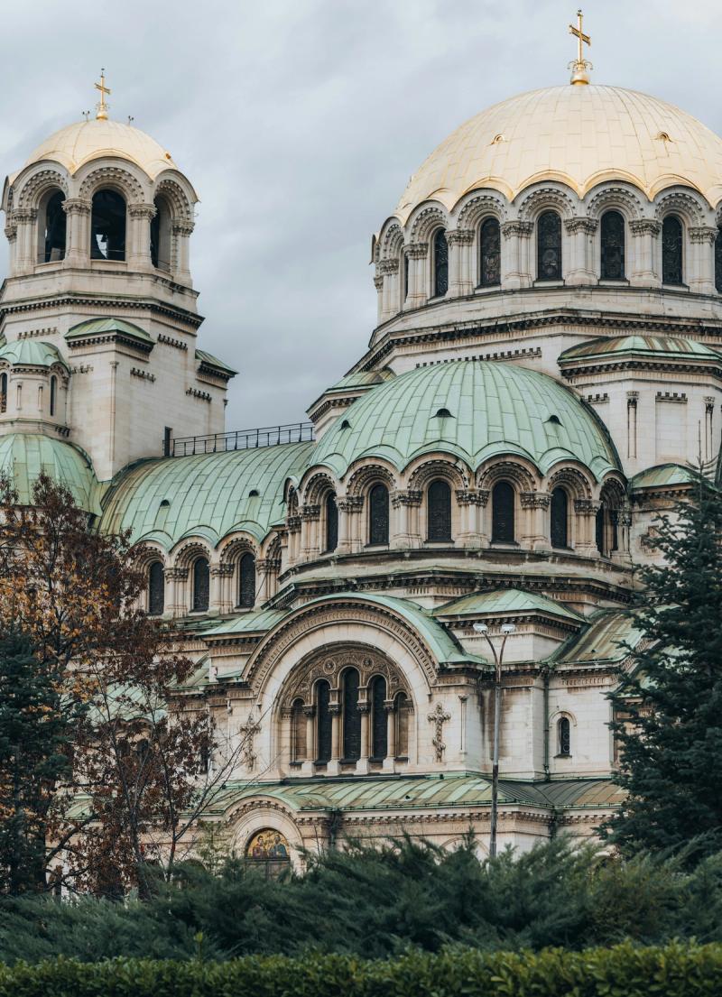 Catedrala Alexander Nevski din Sofia cu domuri verzi și cupolă aurie, Bulgaria.