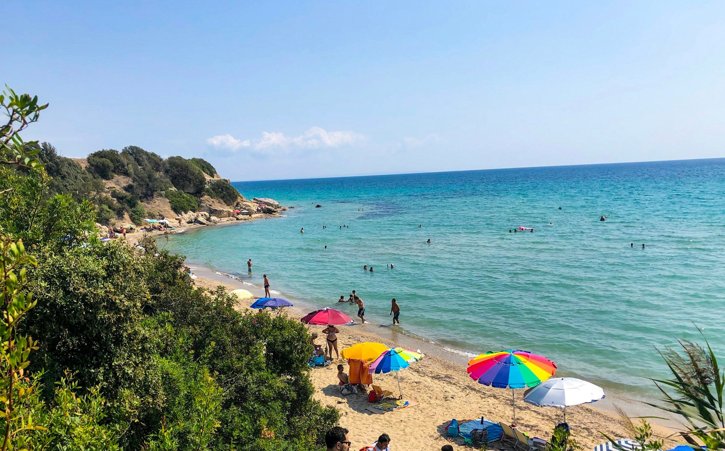 Plajă cu umbrele în Halkidiki