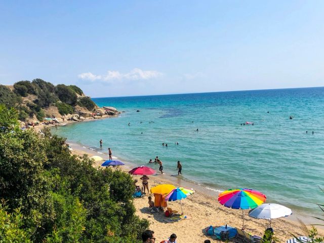 Plajă cu umbrele în Halkidiki