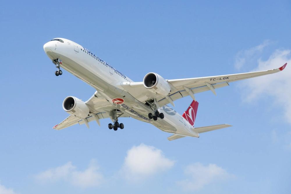 Aeronavă Turkish Airlines în zbor, fotografiată pe un cer senin. Imaginea surprinde eleganța și dinamismul aviației moderne, simbol al conexiunilor internaționale și al călătoriilor globale.