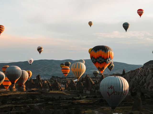 Baloane cu aer cald deasupra Cappadociei