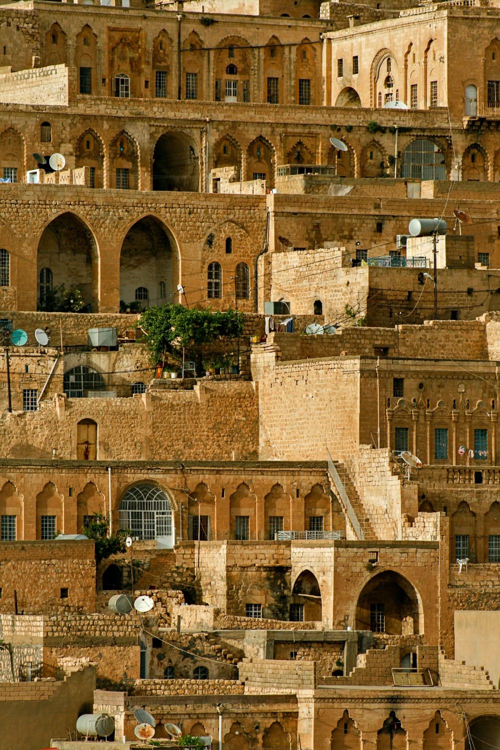 Clădiri tradiționale din Cairo, Egipt, cu arcade de piatră și fațade în stil oriental.
