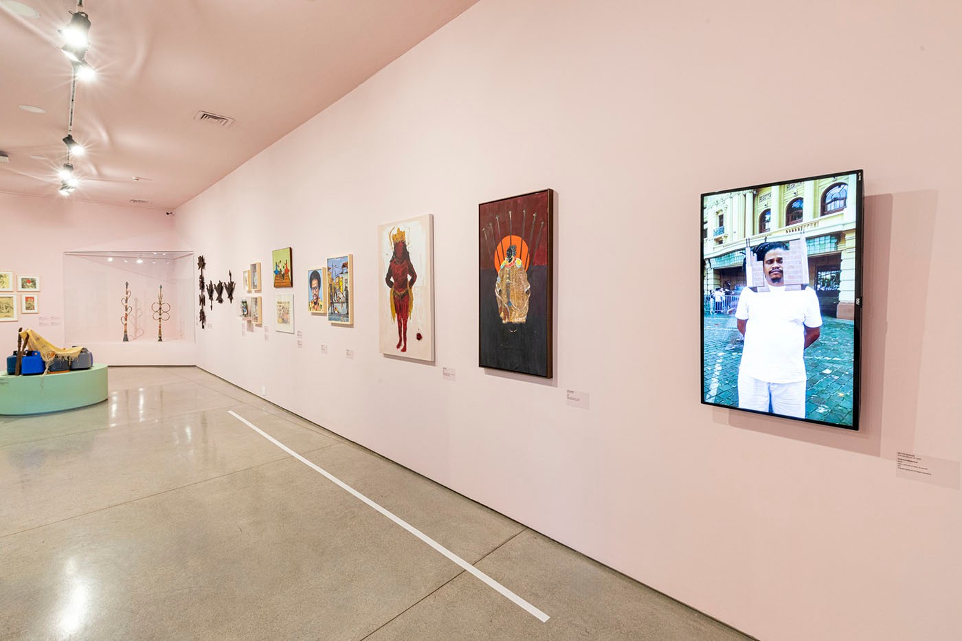 View of the exhibition “Mãos: 35 anos da Mão Afro-Brasileira”, MAM. Photo: Renato Parada