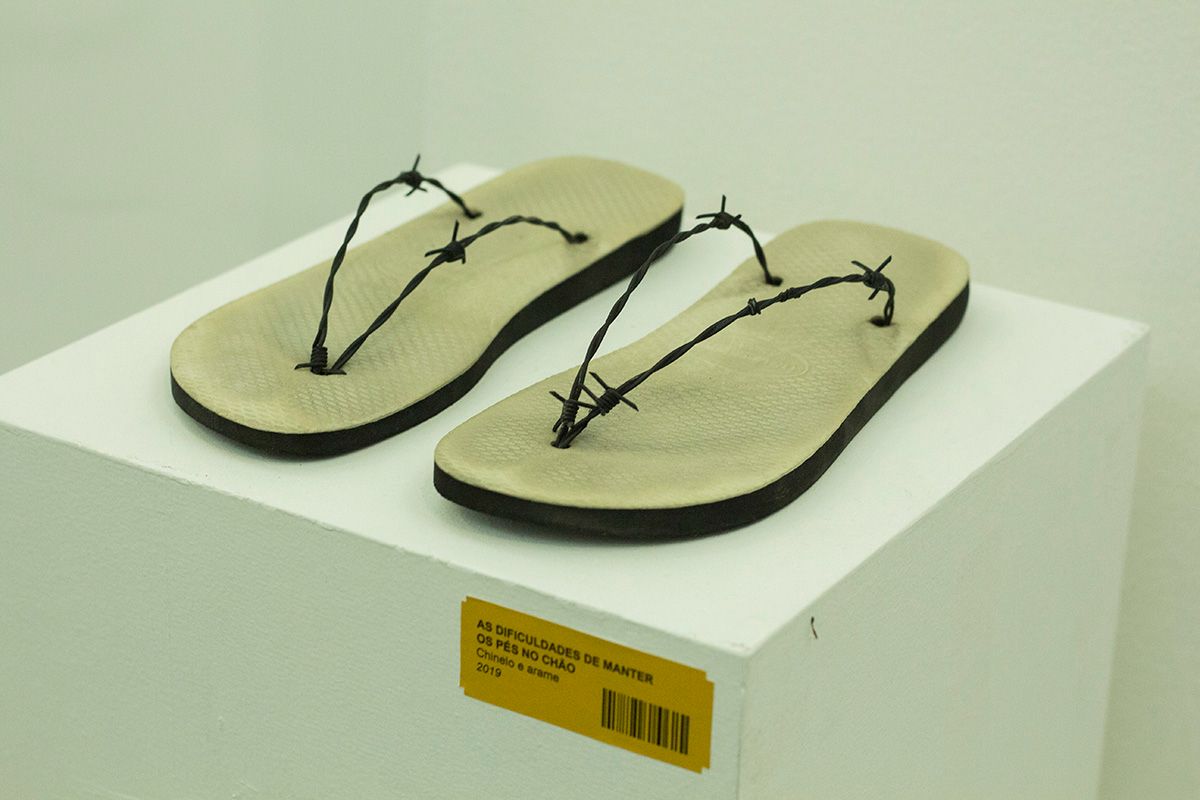 Mulambö, The difficulties of keeping the feet on the ground. Slipper and wire, 2019. Photo: João da Motta.