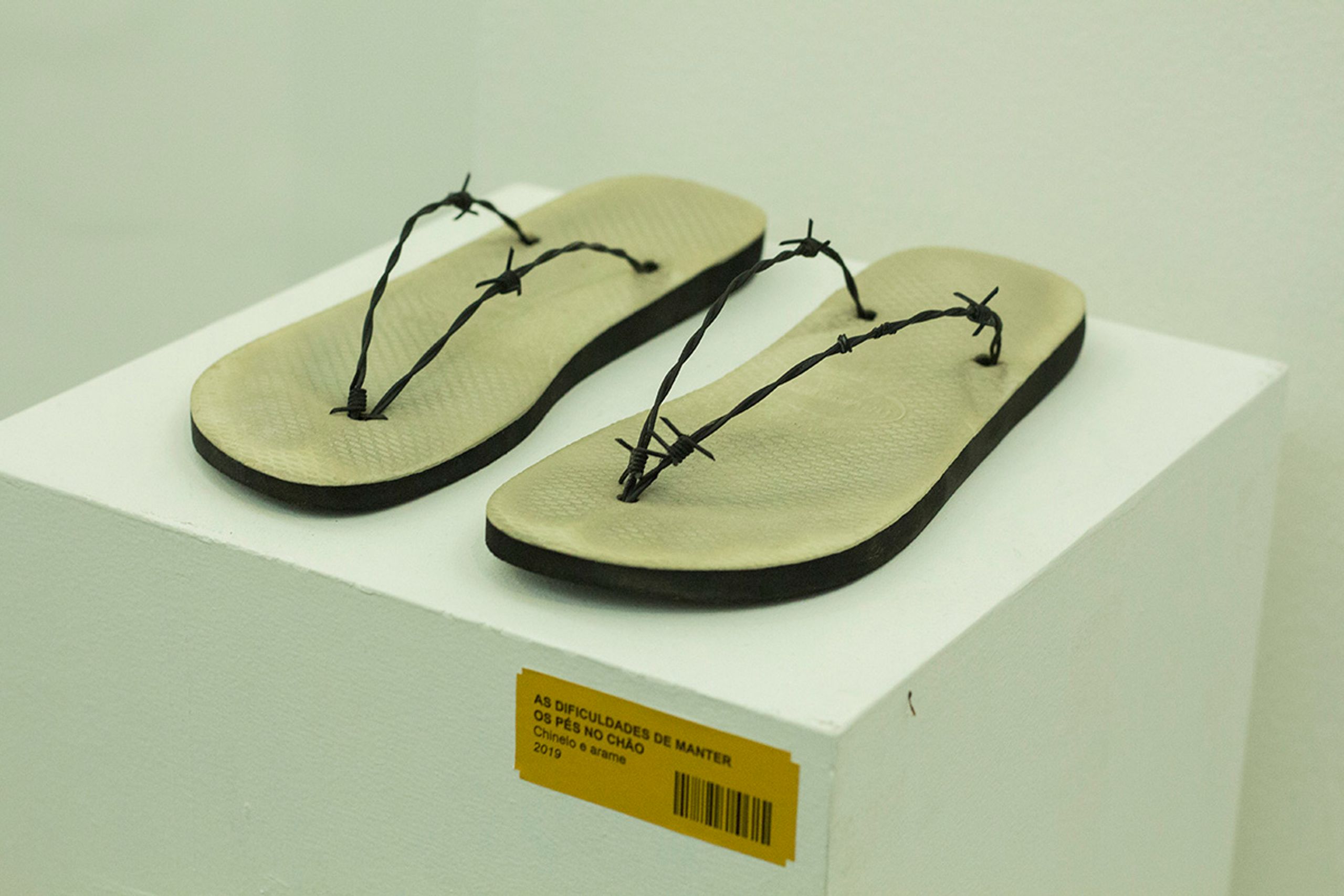 Mulambö, The difficulties of keeping the feet on the ground. Slipper and wire, 2019. Photo: João da Motta.