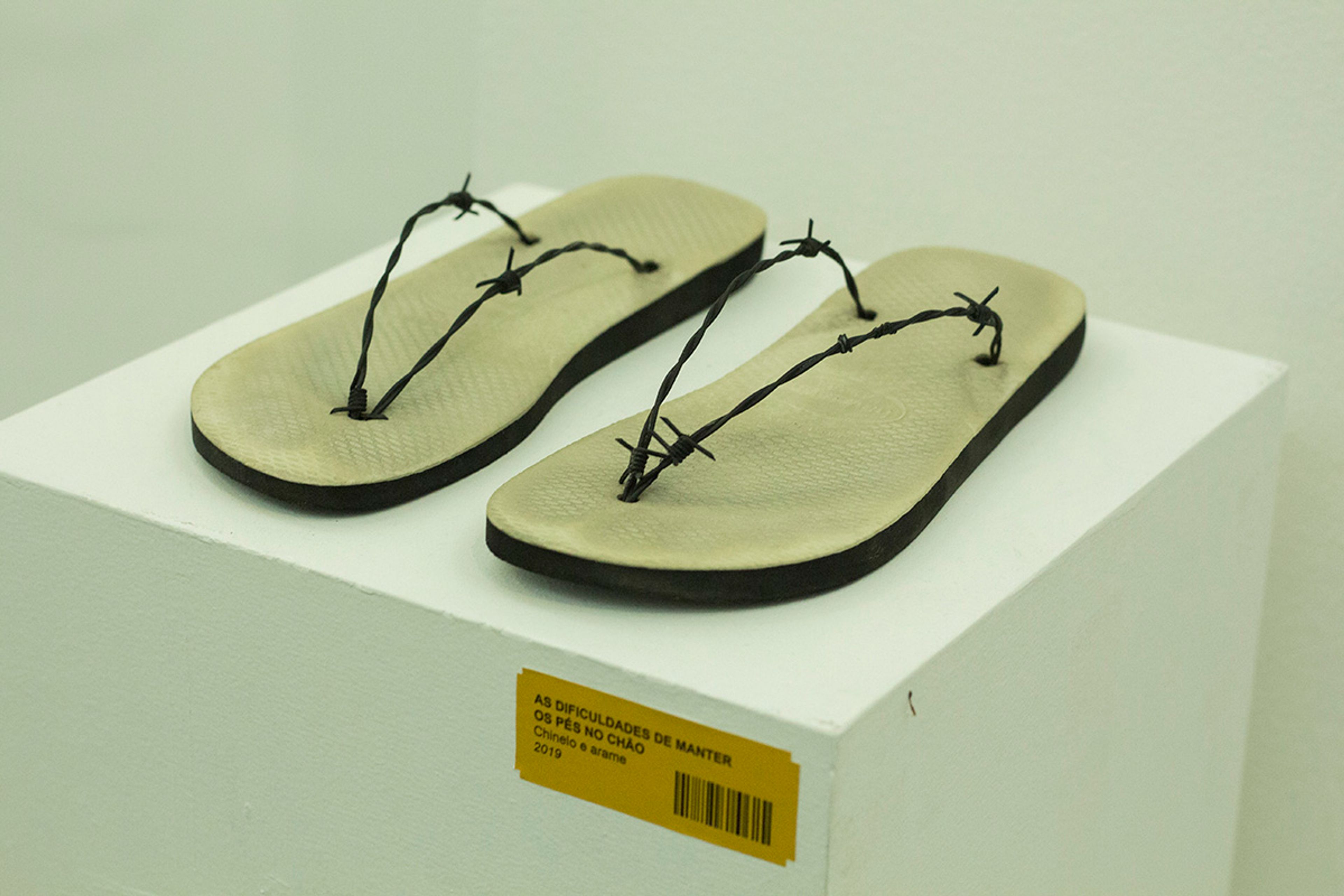 Mulambö, The difficulties of keeping the feet on the ground. Slipper and wire, 2019. Photo: João da Motta.