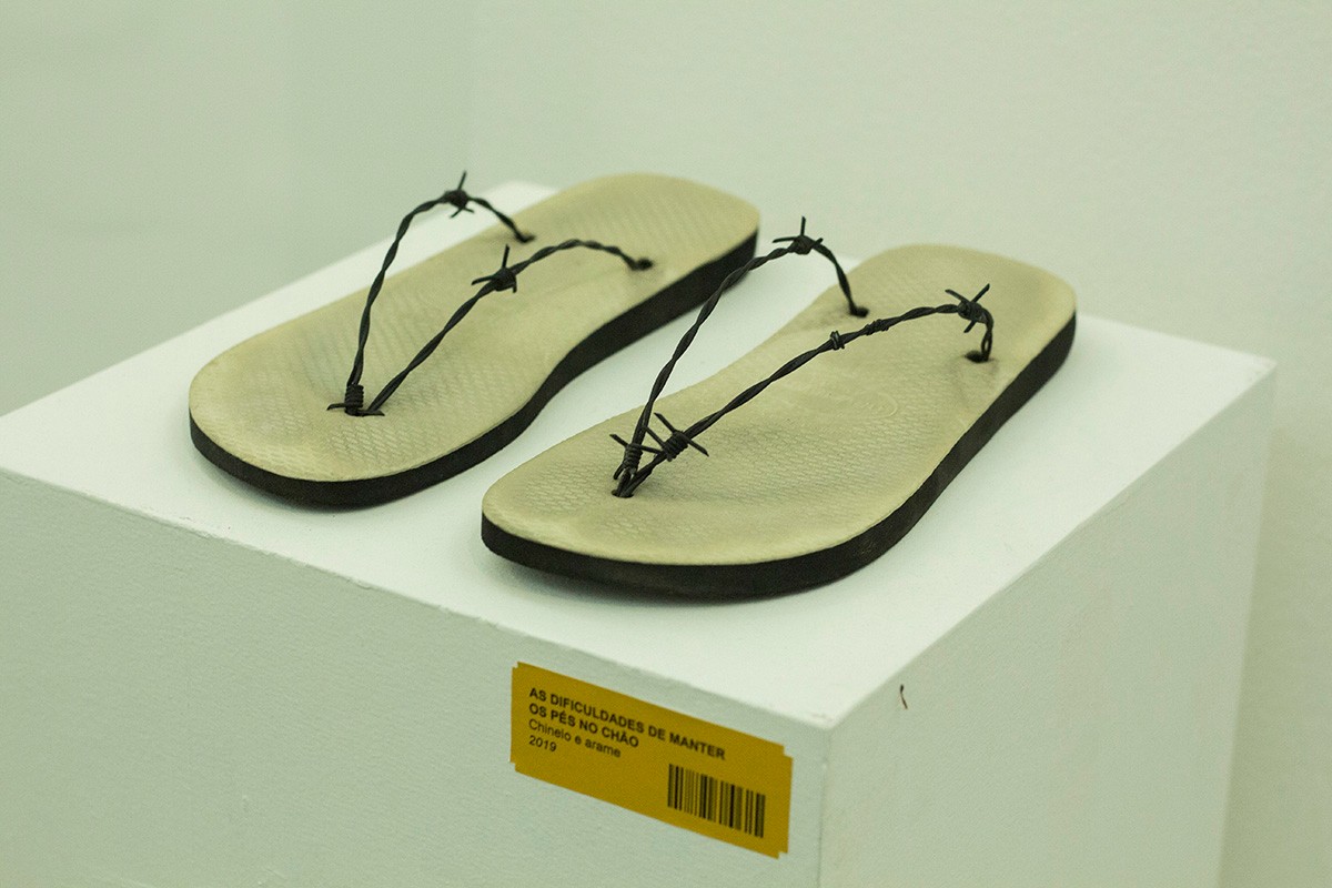 Mulambö, The difficulties of keeping the feet on the ground. Slipper and wire, 2019. Photo: João da Motta.