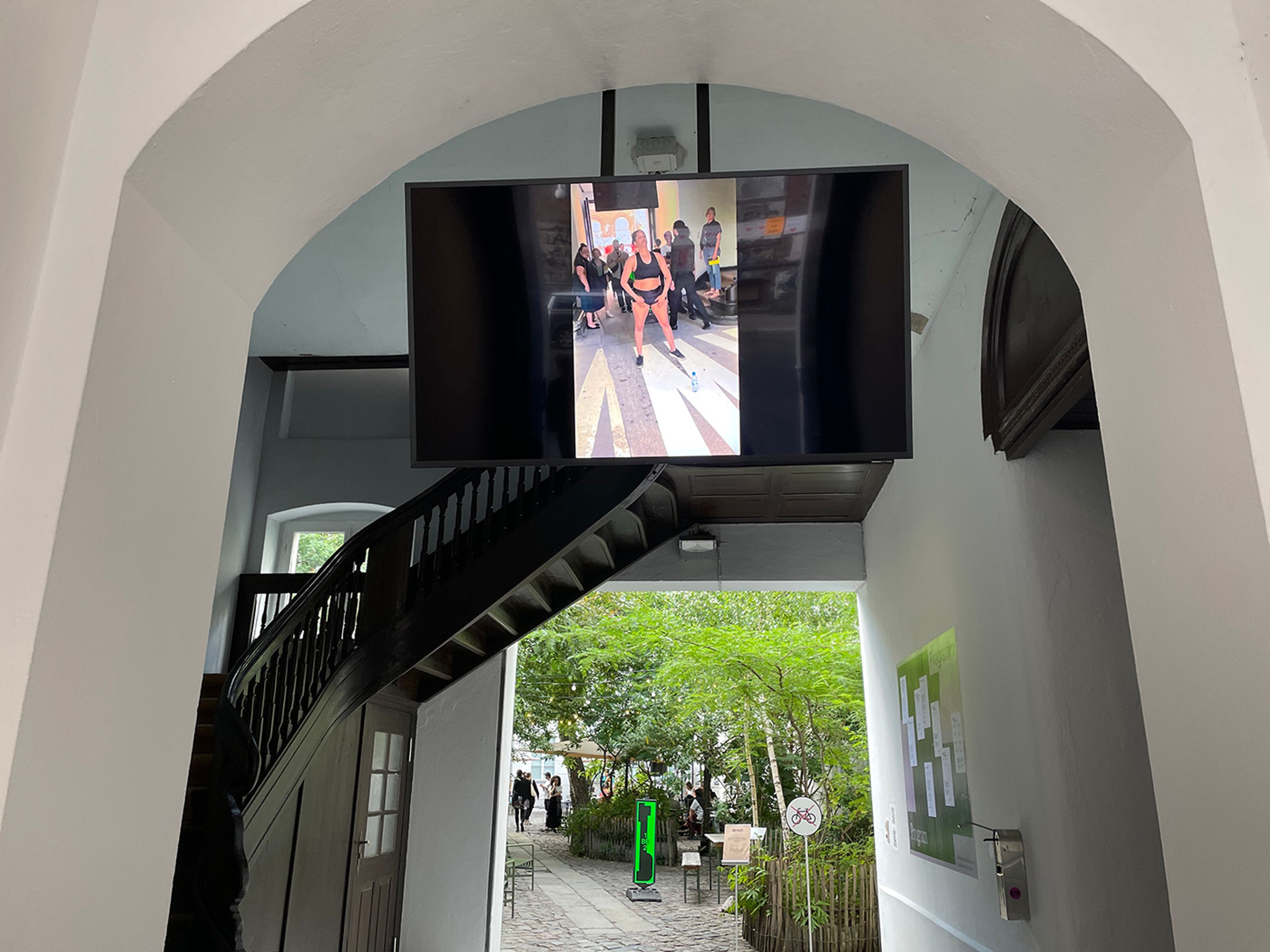 Susana Pilar, “Warming up,” 2022, video documentation of the performance from June 10, 2022, color, sound, 9′03′′, video still. Photo: C&amp;AL