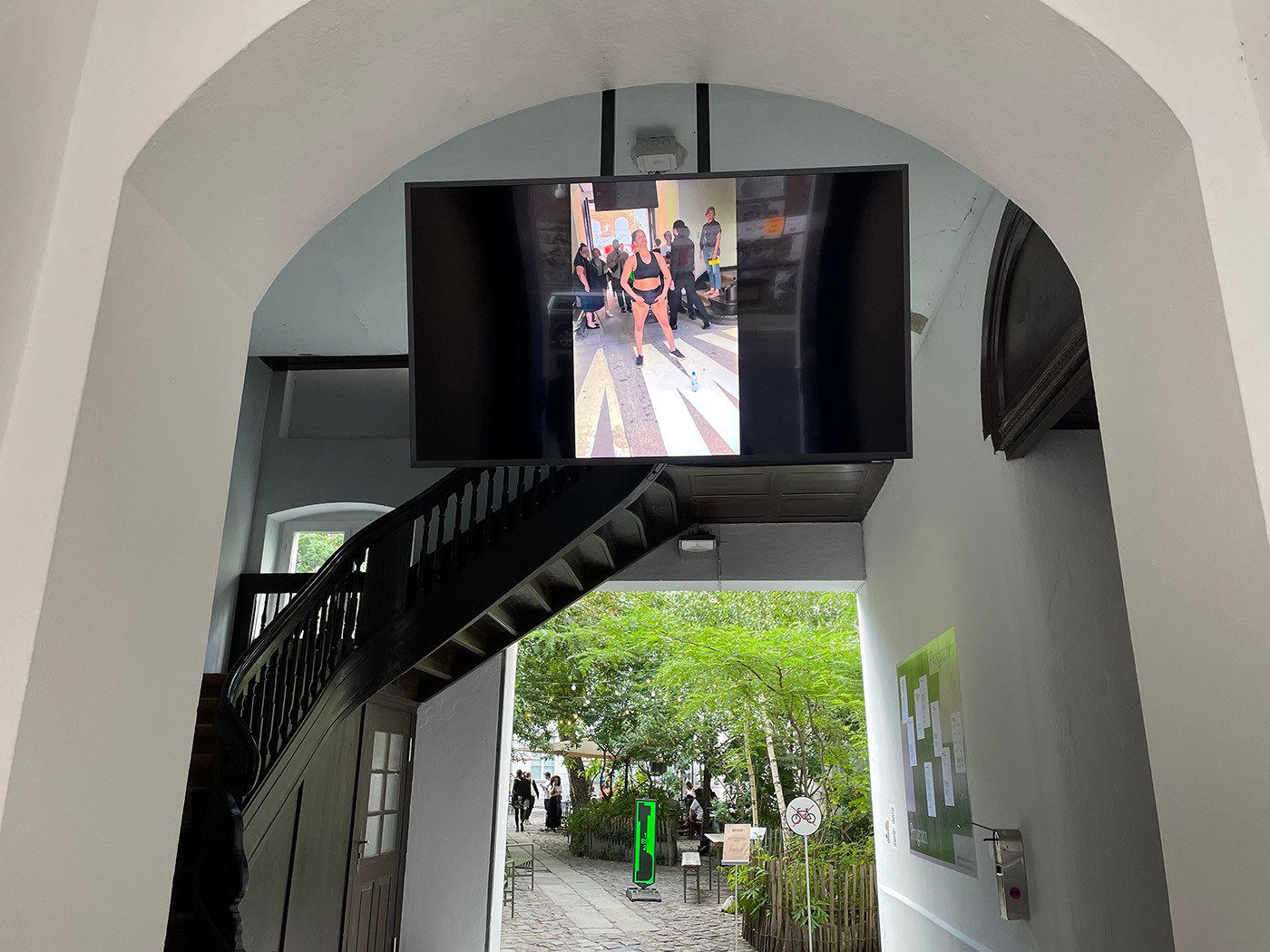 Susana Pilar, “Warming up,” 2022, video documentation of the performance from June 10, 2022, color, sound, 9′03′′, video still. Photo: C&AL