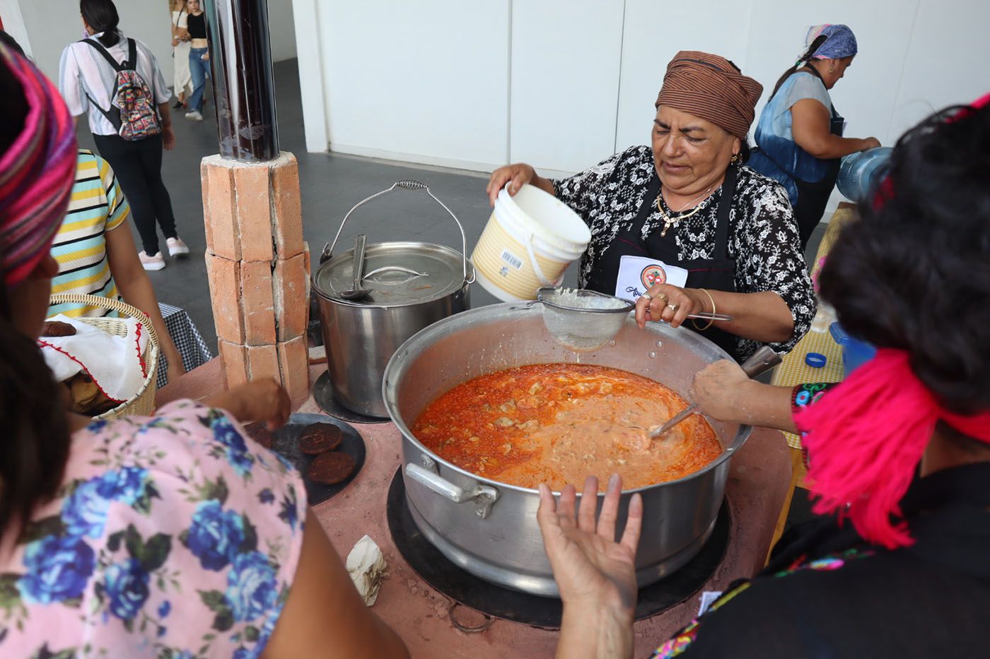 Women cook collectively and for free as part of the activities related to the exhibition, 2023. Courtesy of the Zapopan Art Museum (MAZ)