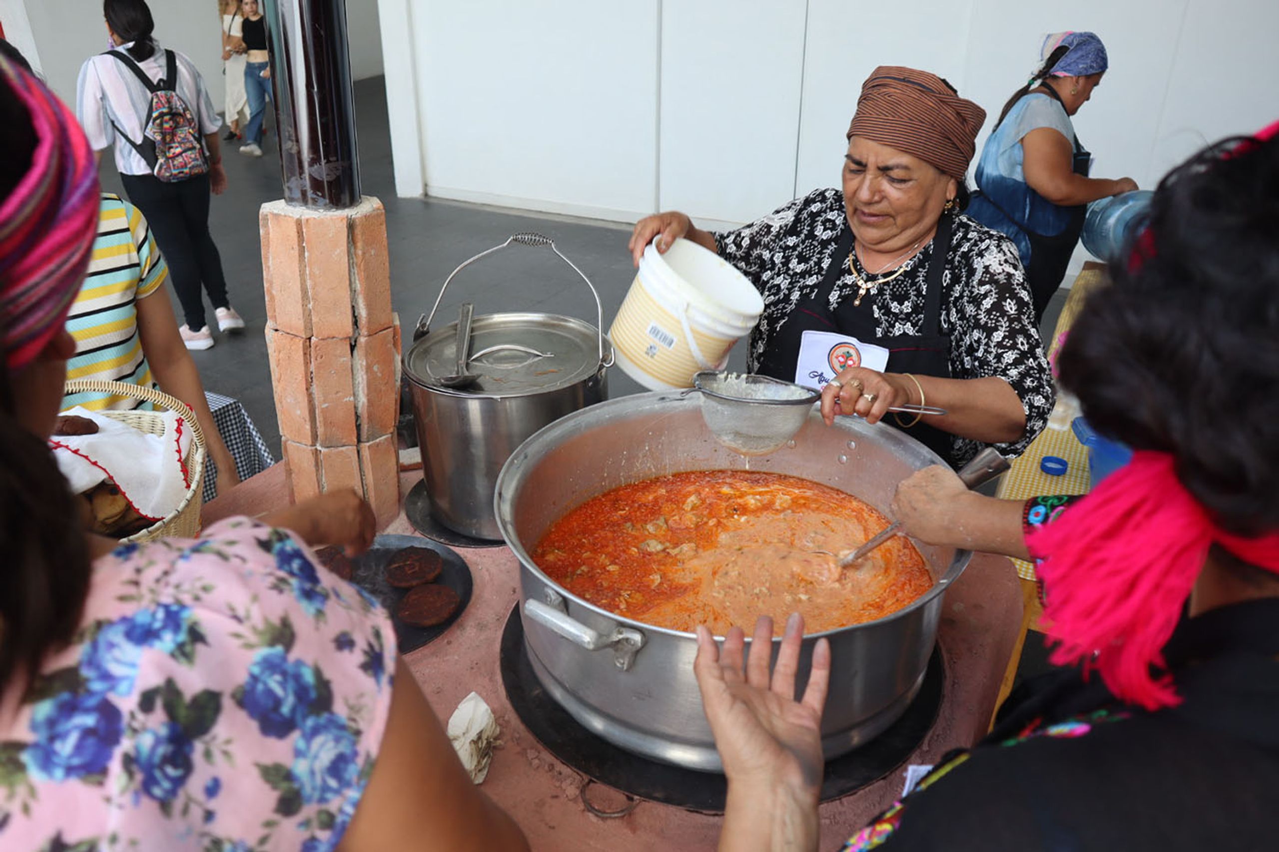 Women cook collectively and for free as part of the activities related to the exhibition, 2023. Courtesy of the Zapopan Art Museum (MAZ)