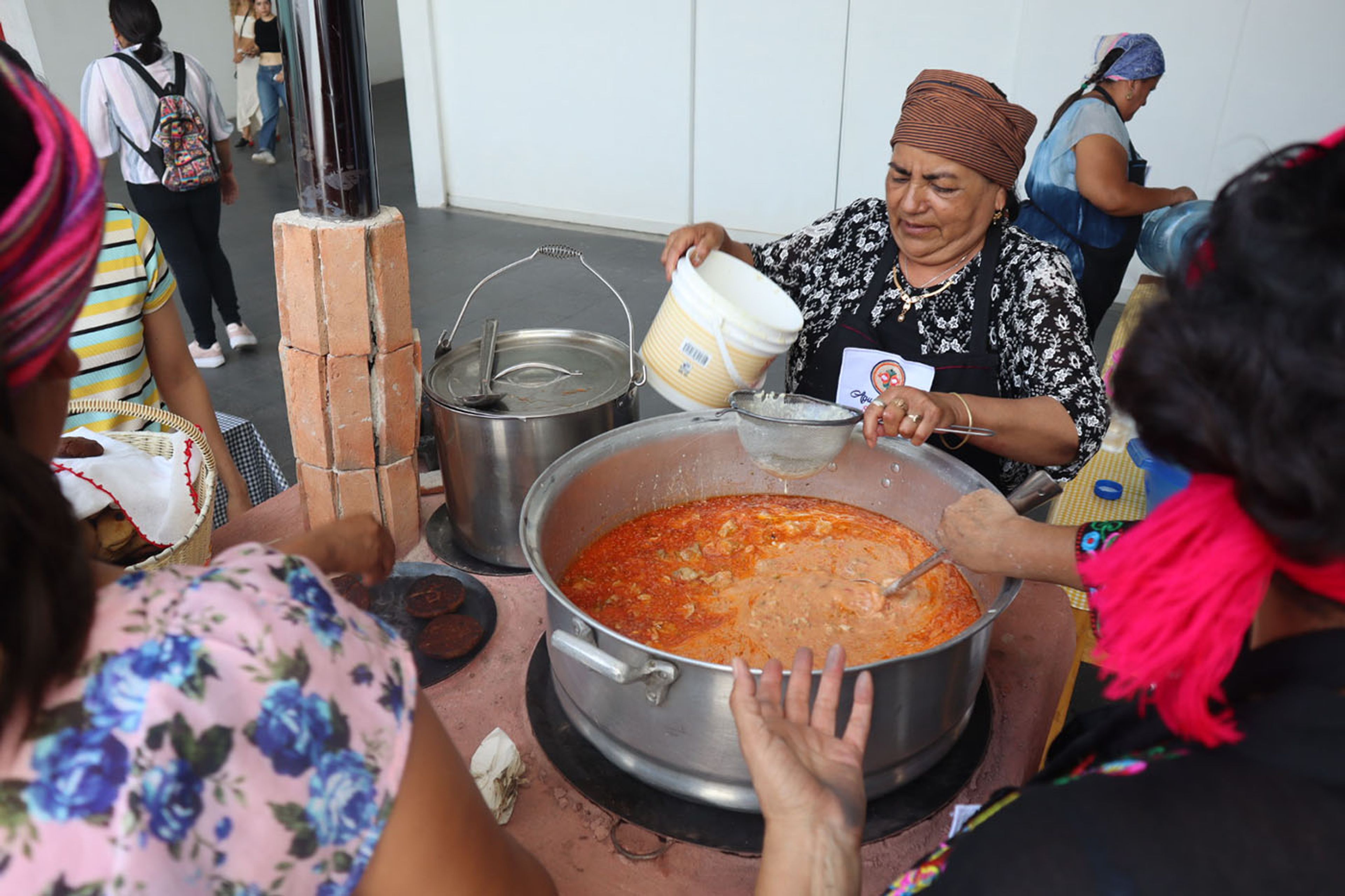 Women cook collectively and for free as part of the activities related to the exhibition, 2023. Courtesy of the Zapopan Art Museum (MAZ)