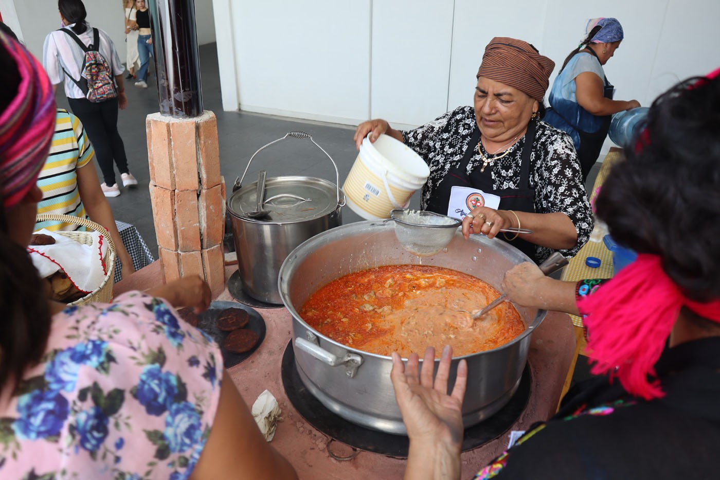 Women cook collectively and for free as part of the activities related to the exhibition, 2023. Courtesy of the Zapopan Art Museum (MAZ)