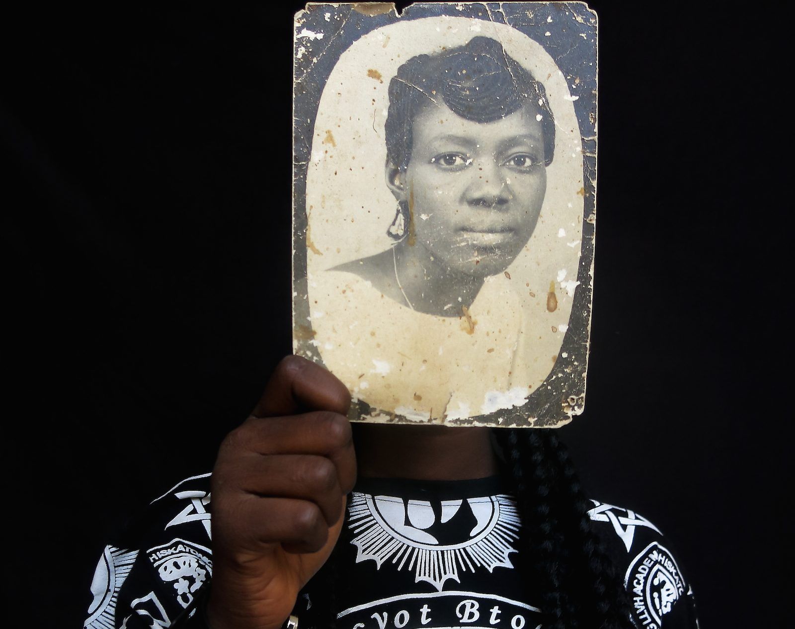 Fluctuating Images: Producing Narratives About African Photography