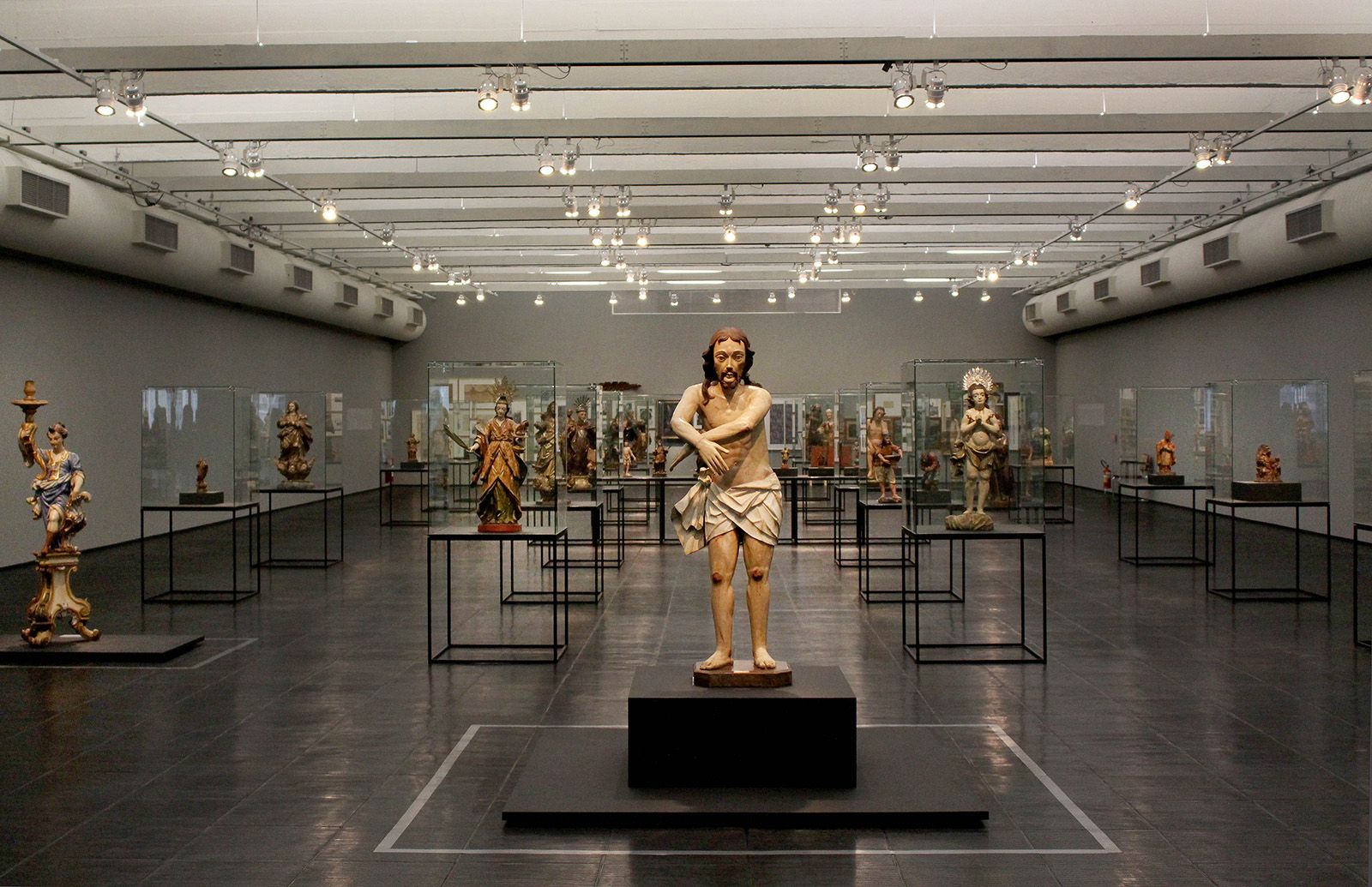 View of the exhibition with focus on Cristo da Flagelação ou da coluna, 1791-1812, Sacred Art Museum, São João del-Rey, Minas Gerais.