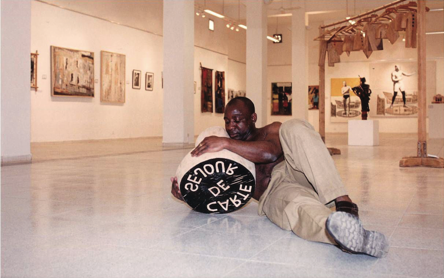 Barthélémy Toguo, Carte de Séjour performance Dak’Art 1998 © Dak’Art Biennale