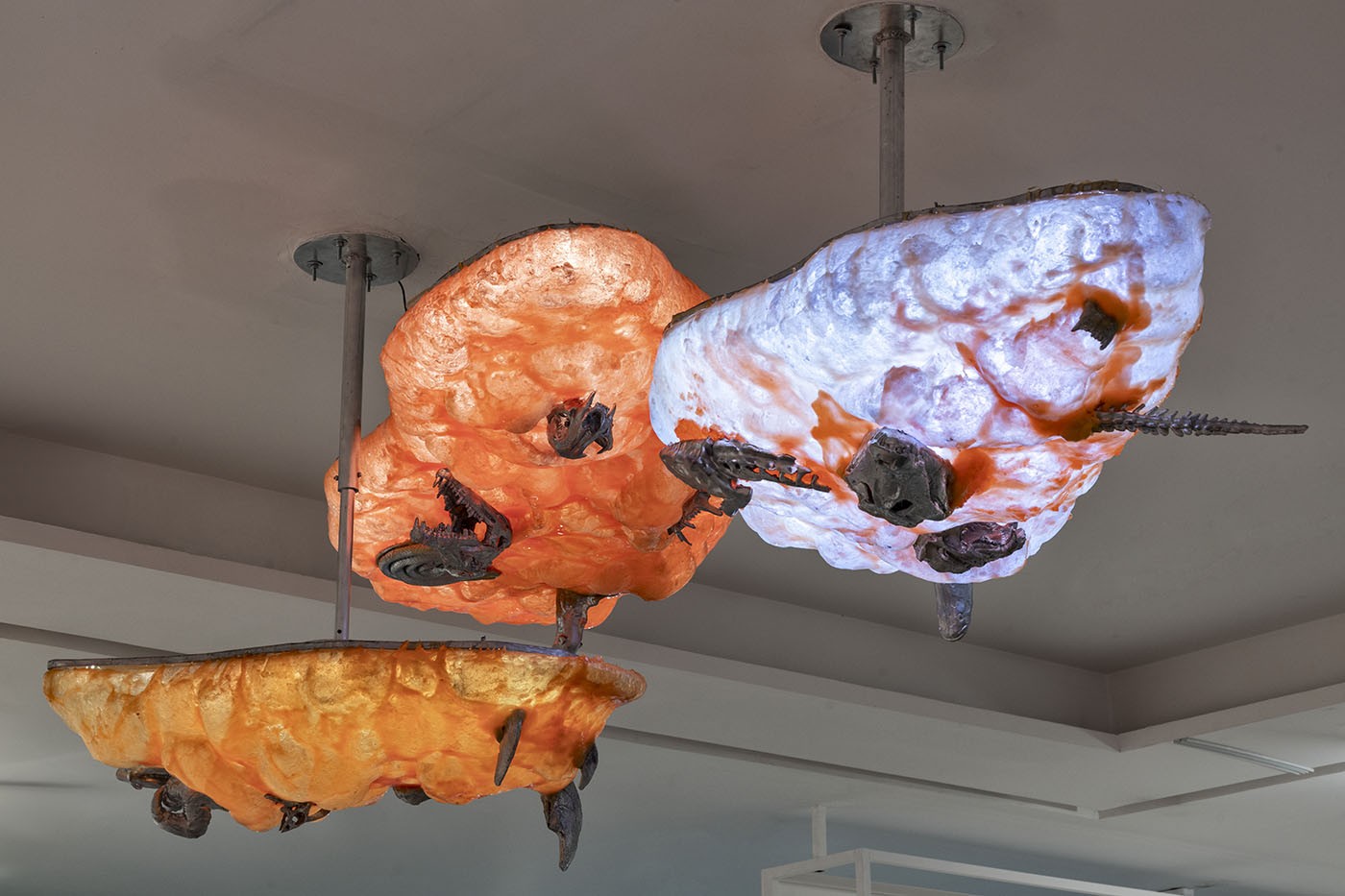 Noara Quintana, Gengiva de fogo ("Fire Gums"), from the series Sonhos na era do fogo ("Dreams in the Age of Fire"), 2024, at the 38th Panorama of Brazilian Art: 1000º. Polyurethane rubber, resin, phosphorescent pigment, chrome enamel, LED panel and aluminum 50 x 180 x 110 cm. Photo: Ruy Teixeira