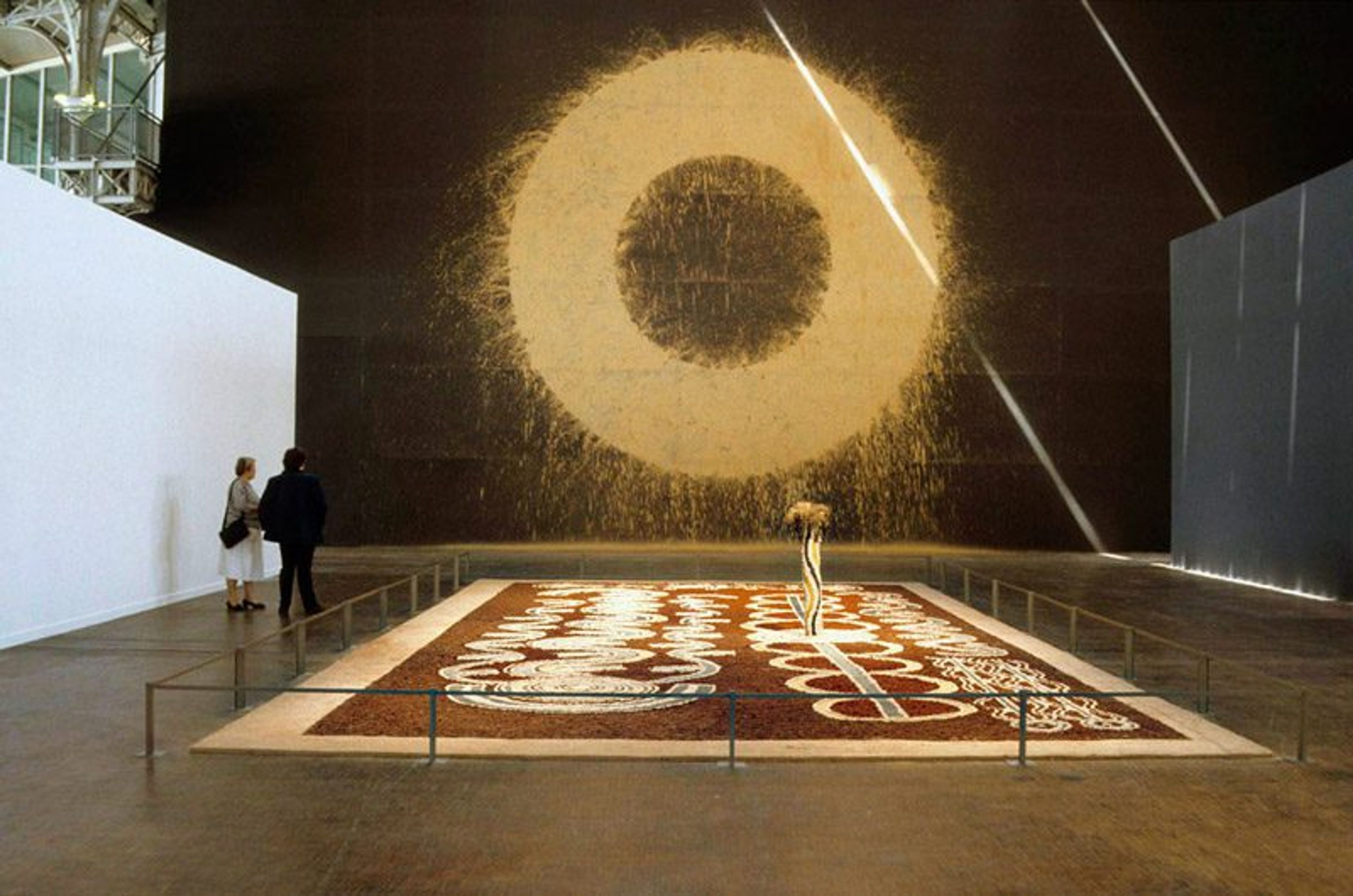Traditional paintings by the Yuendumu (aboriginal community in Australia) at the Grande Halle, Parc de la Villette, Paris 1989 © Centre Pompidou, Bibliothèque Kandinsky
