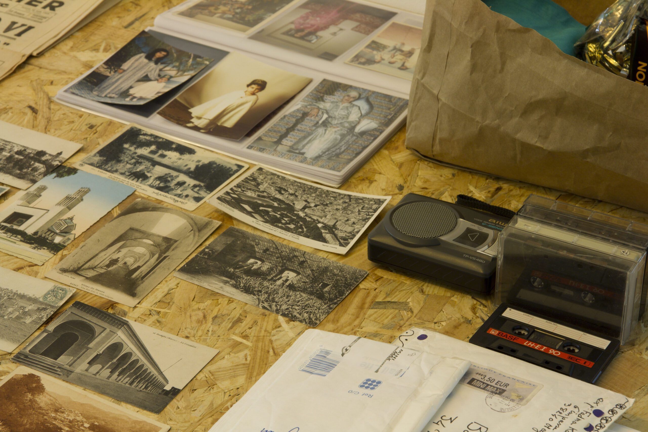 When Correspondence Reactivates History - Contemporary And