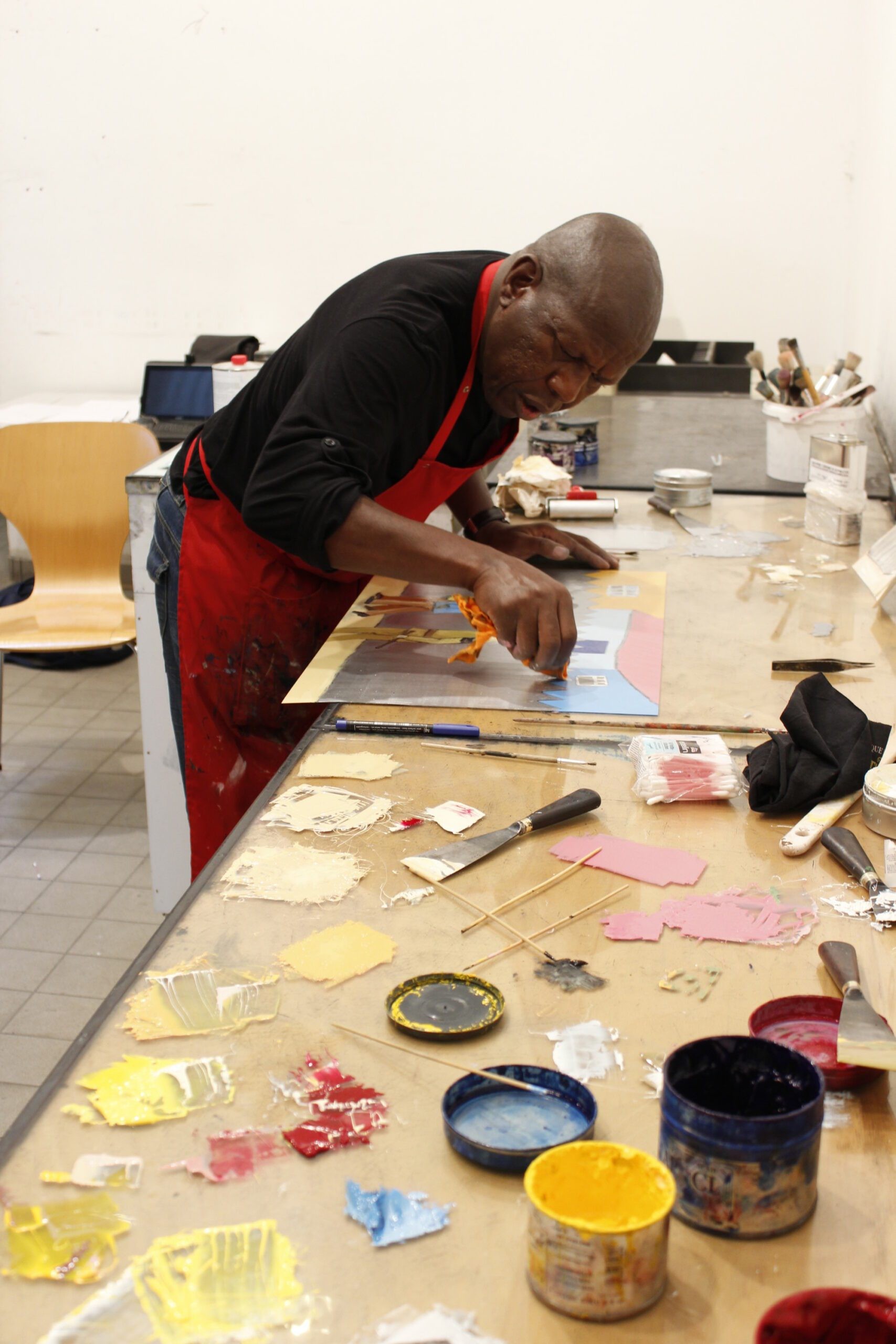 Sam Nhlengethwa bei Druckarbeiten Staedelschule Juli 2015. Foto: Weltkulturen Museum