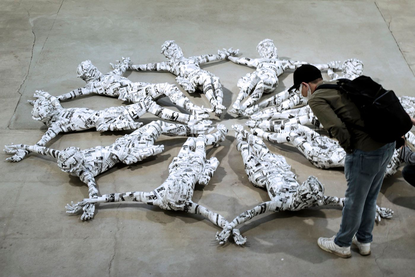 Young-jun Tak, Chained, 2020. 11th Berlin Biennale, KW Berlin.