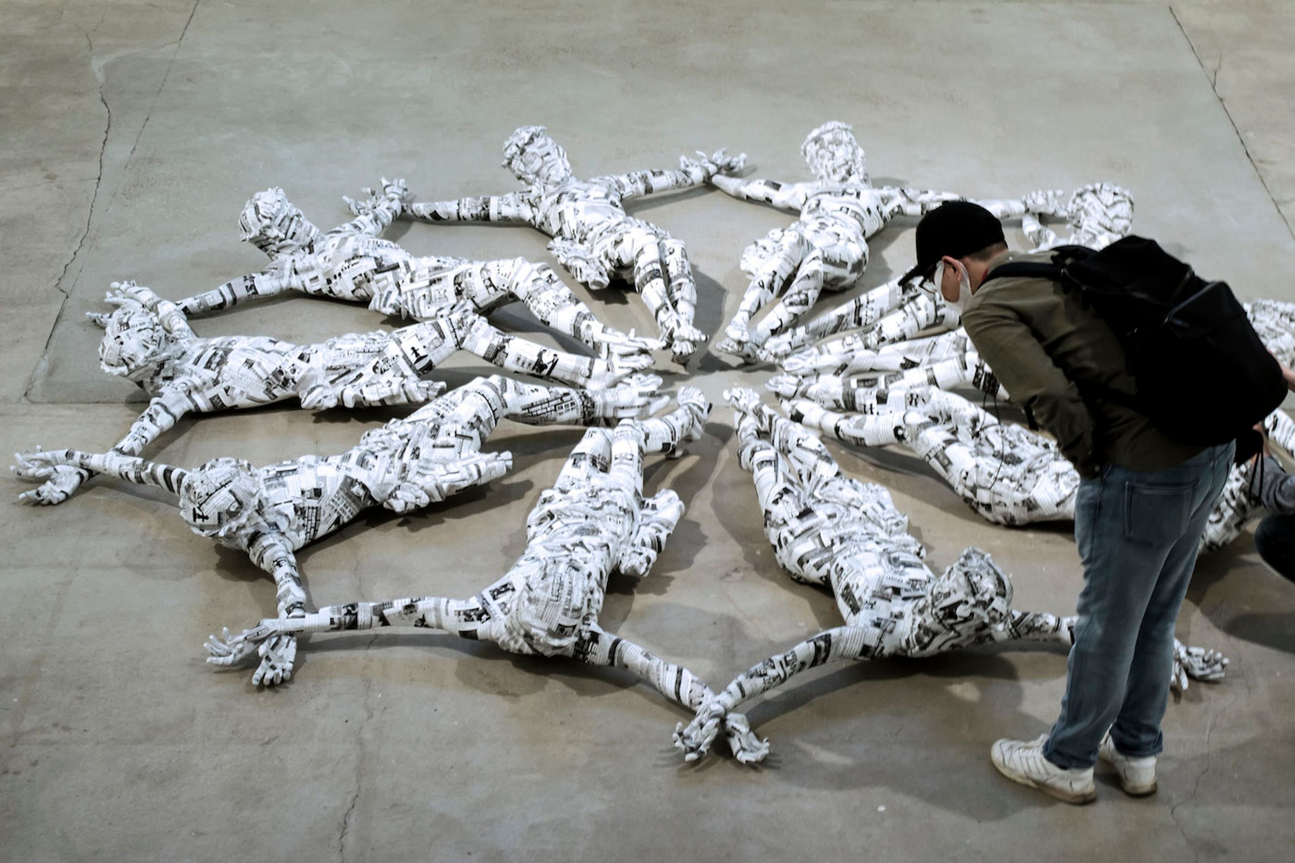 Young-jun Tak, Chained, 2020. 11th Berlin Biennale, KW Berlin.