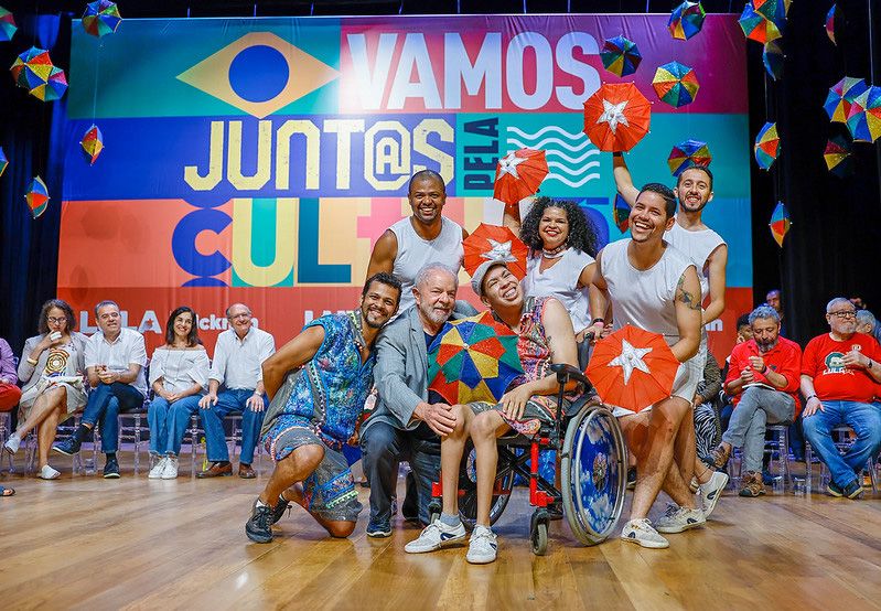 Lula with frevo dancers at a meeting with culture in Pernambuco. Photo: Ricardo Stuckert