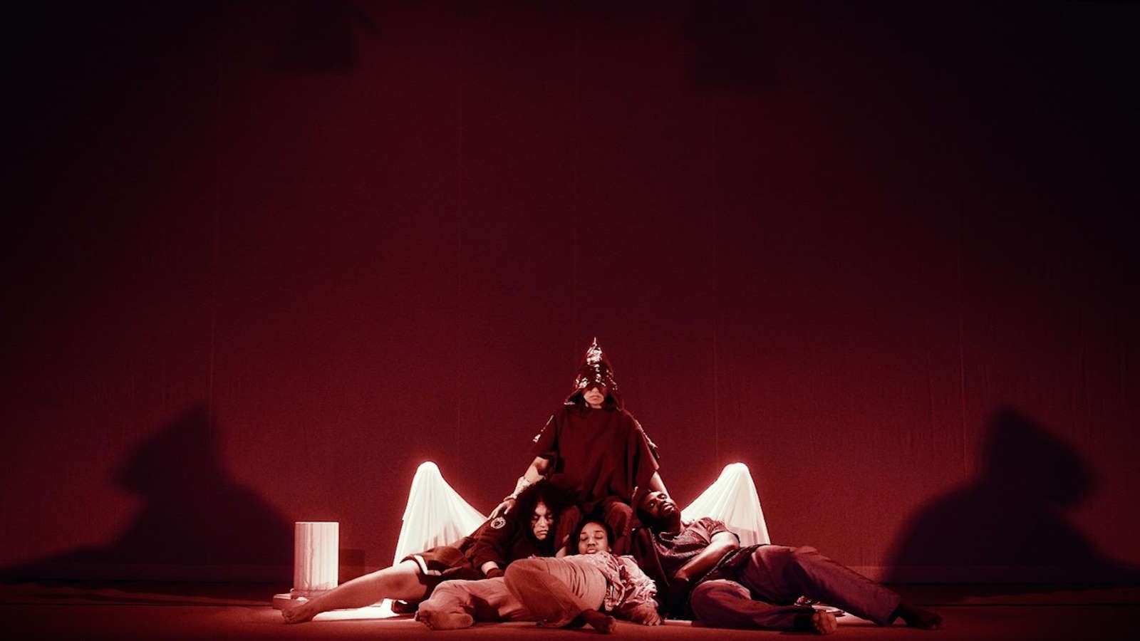 Tristany Mundu: City and community