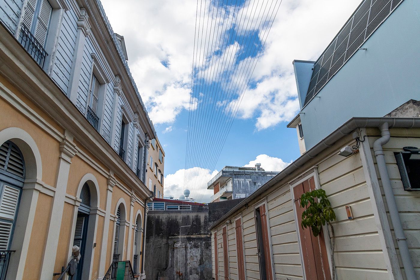 Guy Gabon, LAKOU, installation, looms, warp threads, mud brick, Musarth and Médiateque, 2023. Photo: Daniel Dabriou.