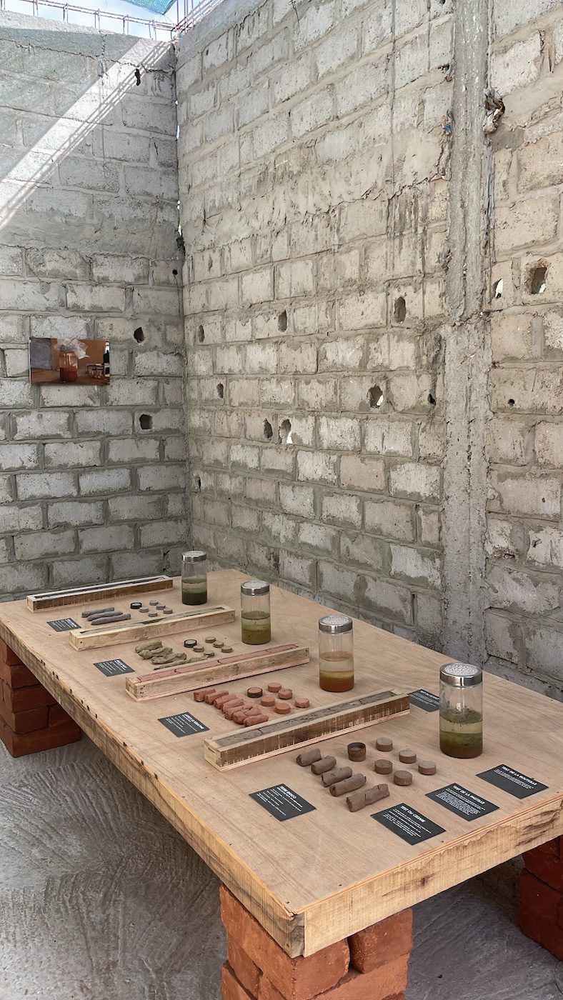 Installation view of „Jang Ban: Apprendre de la terre“ at Centre de Formation Artisanale de Dakar. Photo: Keren Lasme