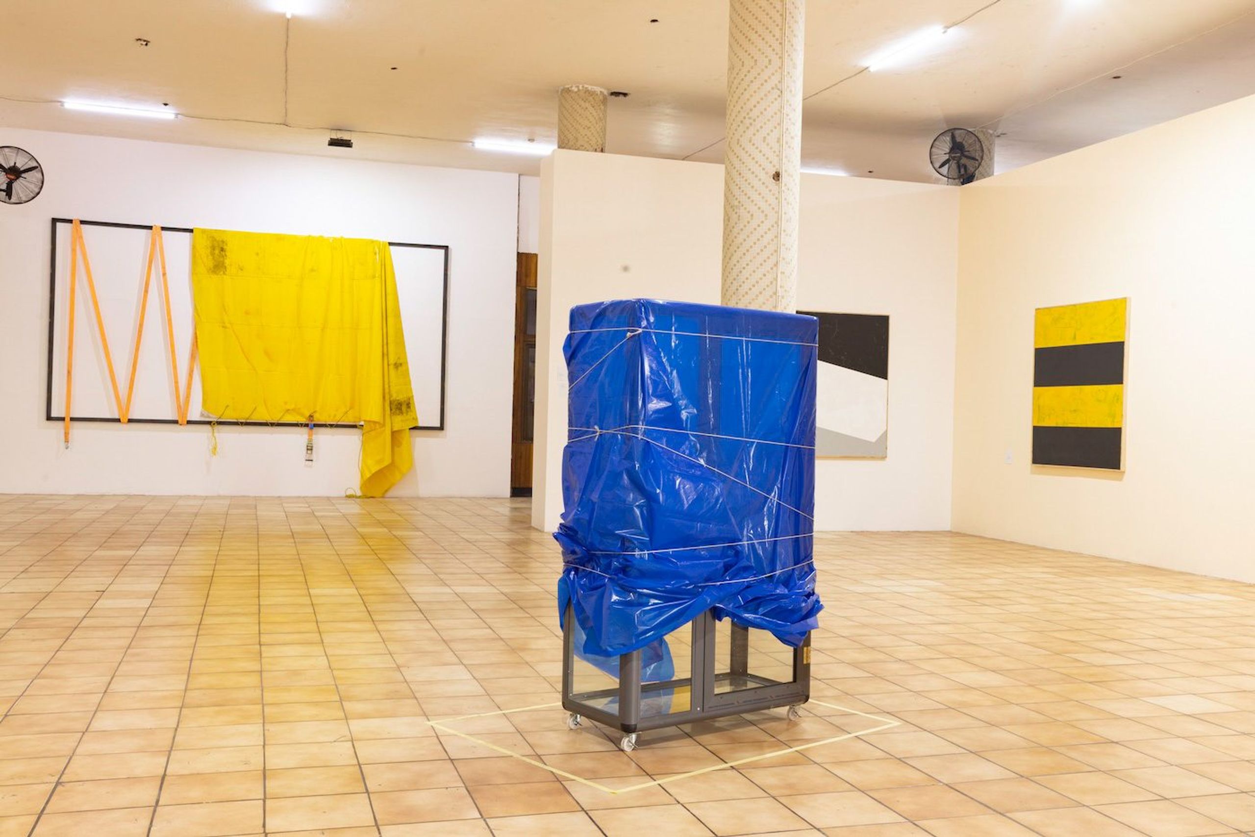 Installation View of “Elolo Bosoka: What he saw sees when he went goes strolling“ at Museum of Science and Technology (MST), Accra. September 12th – October 30th, 2024. Courtesy of the artist.