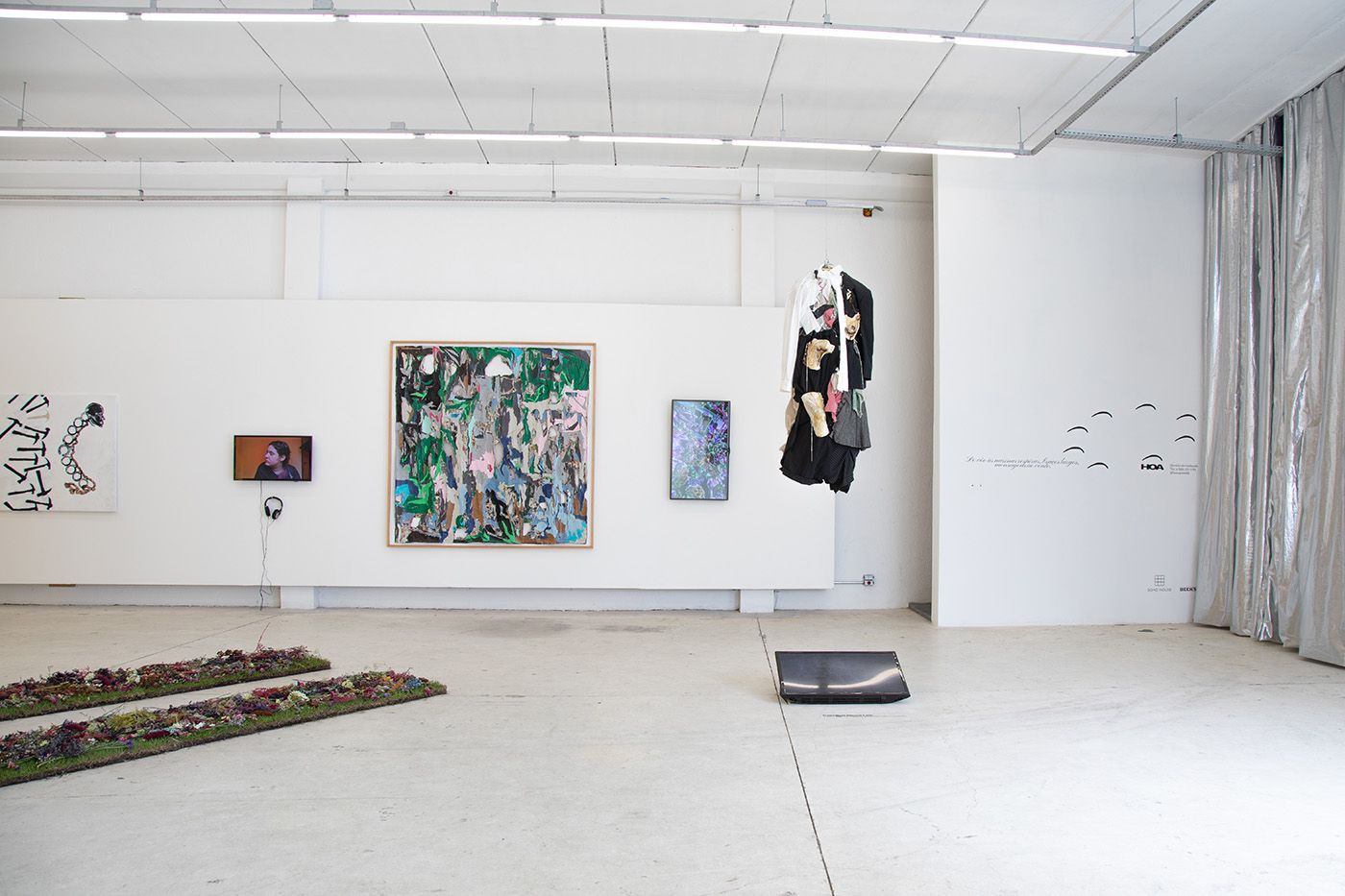 View of the exhibition "From flight to nostrils, breathe, arms wide, messages in the wind", at HOA Galeria. Photo: Wallace Domingues