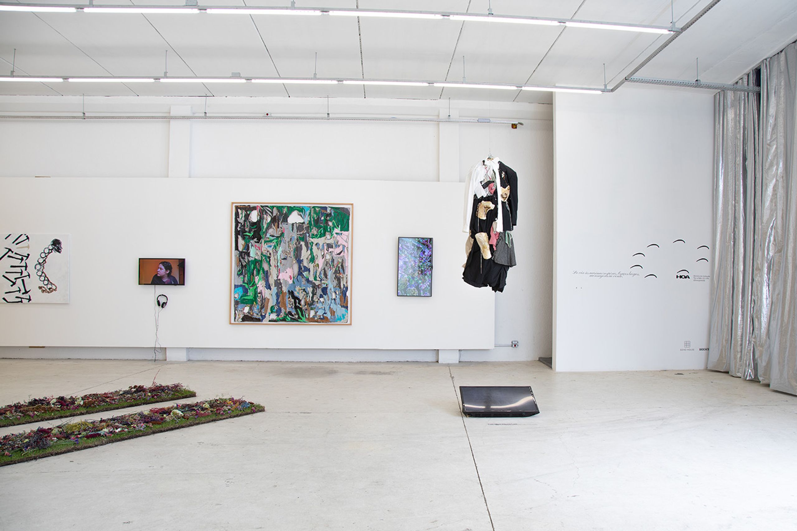 View of the exhibition "From flight to nostrils, breathe, arms wide, messages in the wind", at HOA Galeria. Photo: Wallace Domingues