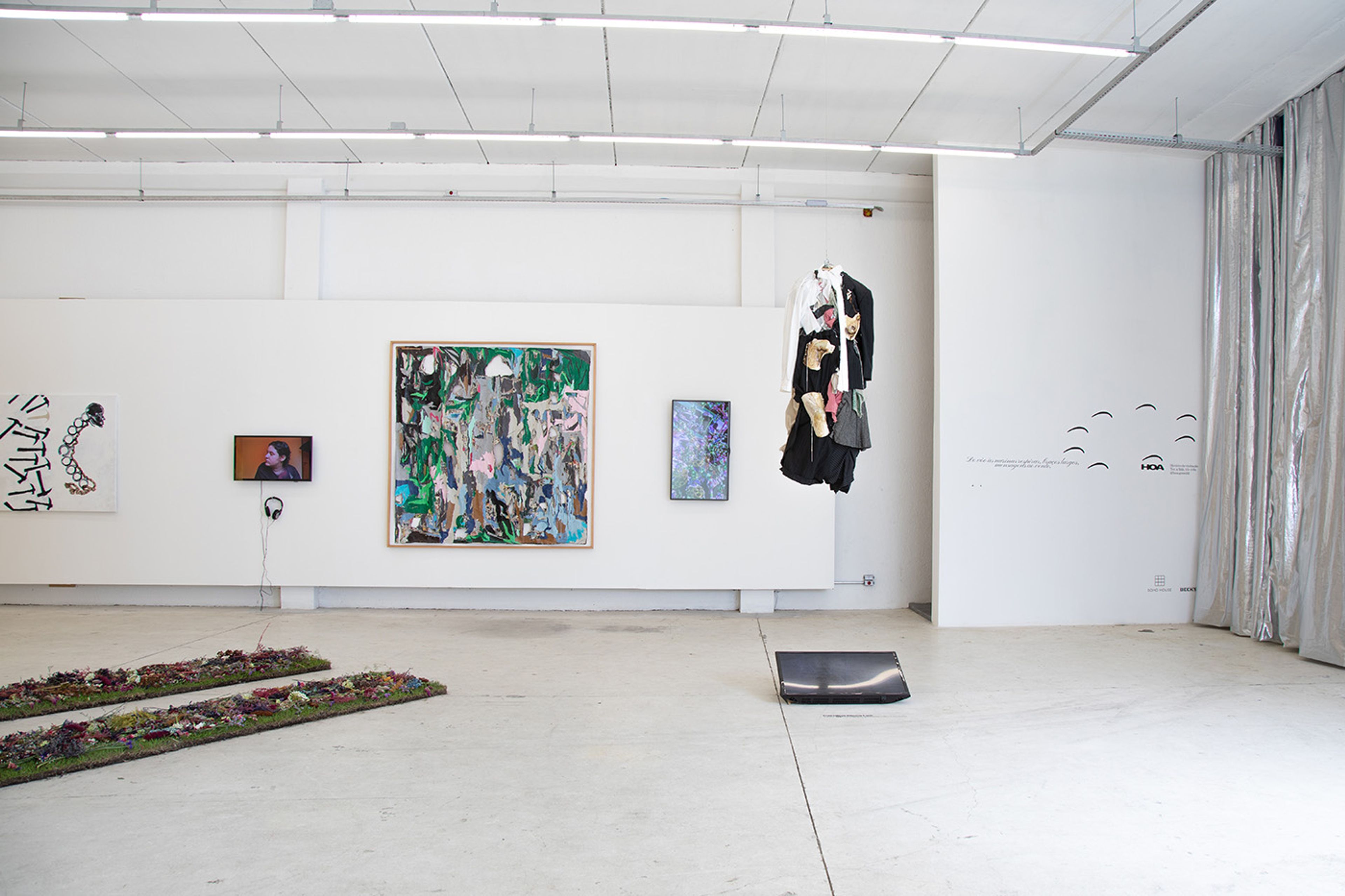 View of the exhibition "From flight to nostrils, breathe, arms wide, messages in the wind", at HOA Galeria. Photo: Wallace Domingues