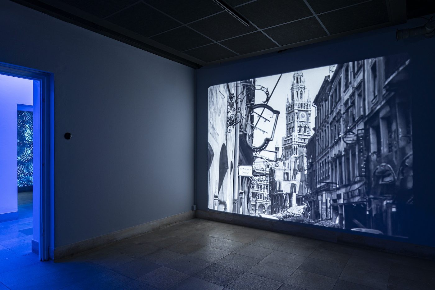 Tony Cokes. Fragments, or just Moments
Installationsansicht / Installation view
Haus der Kunst, 2022
Photo: Maximilian Geuter