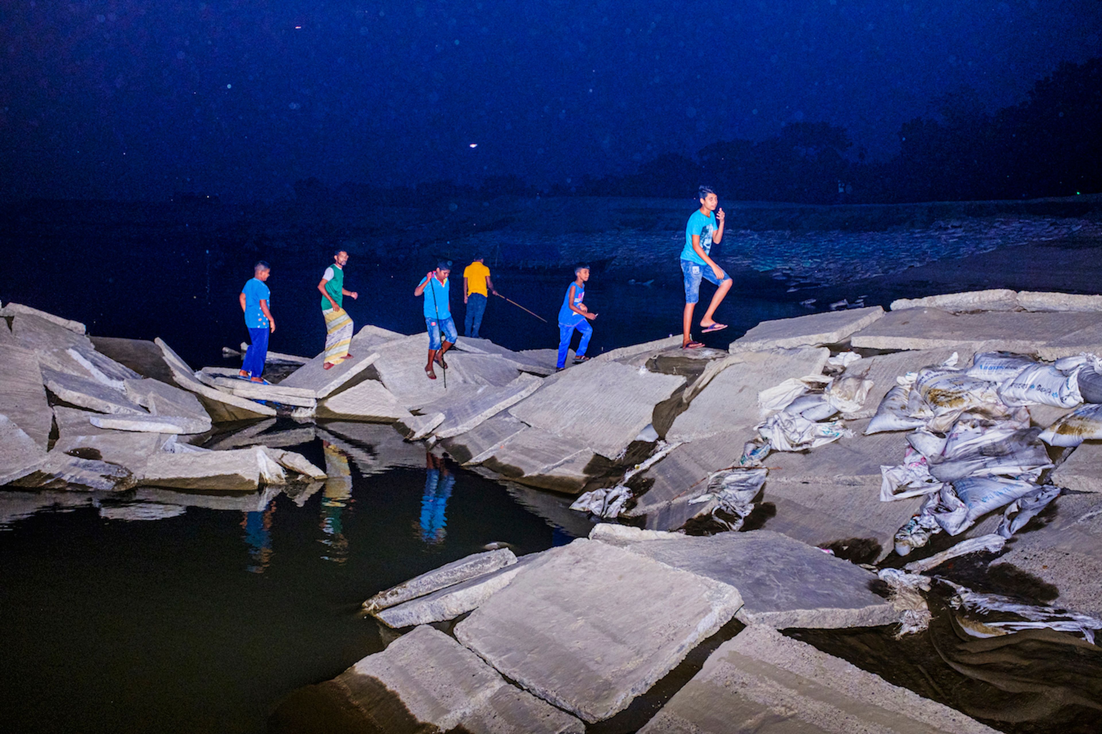 Shnyo Raja (Kings of a Bereft Land) Arko Datto, Where Do We Go When The Final Wave Hits, 2018 Photography Goethe-Institut: Take Me to the River © Arko Datto 2018