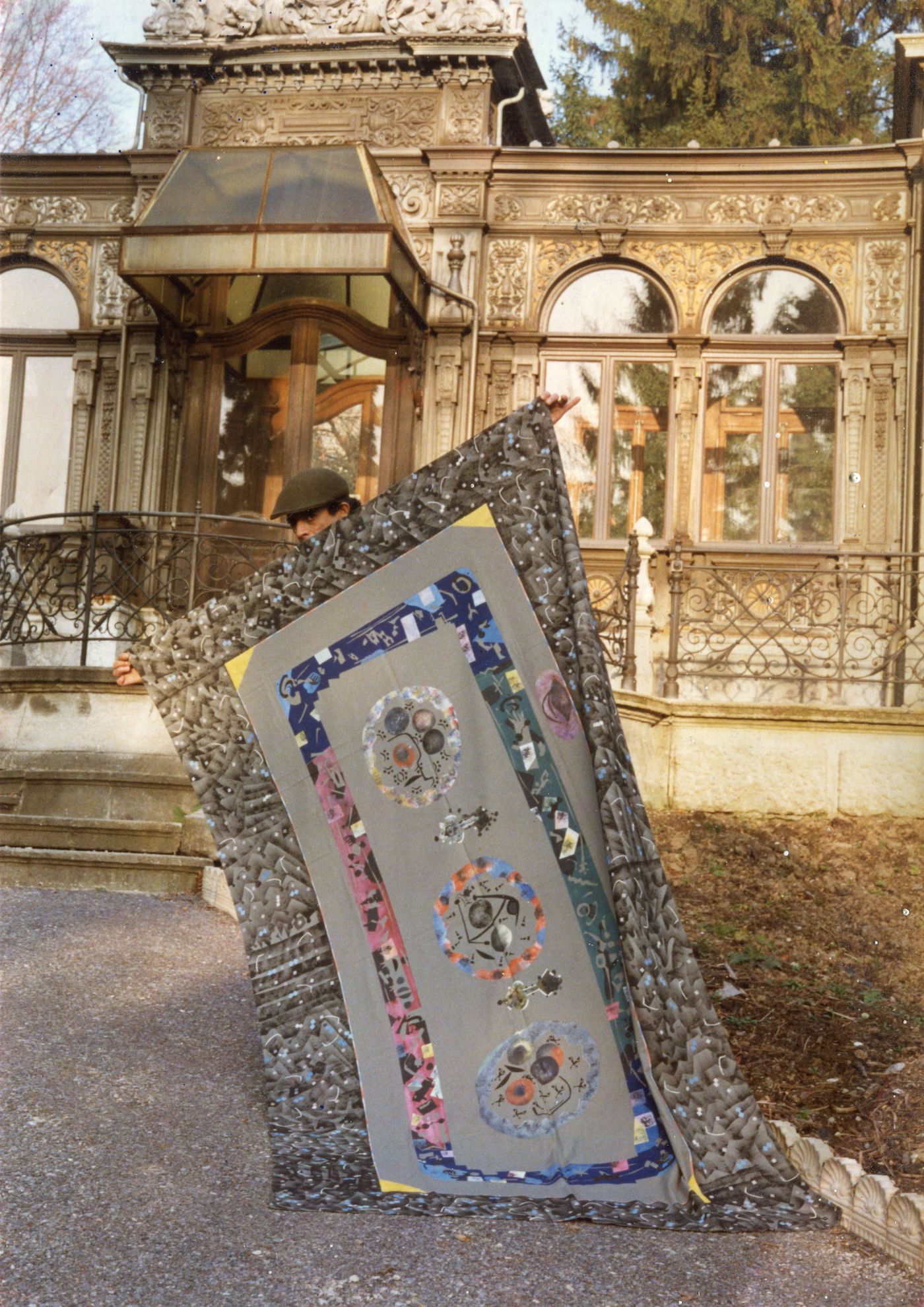 Lacking opportunties to show his work, Hamid Zénati often created impromptu presentations of his work as kinds of happenings, which he photgraphically documented, late 1980s.
© Hamid Zénati Estate; photographer unknown