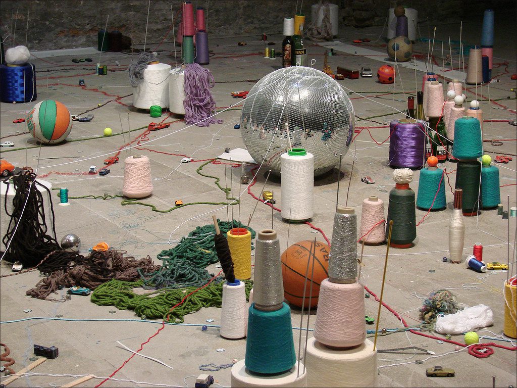 Temporal Distance (with a criminal intent), you will find us in the best places, 2009 Installation de Moshekwa Langa , Exposition de l'Arsenal (Arsenale) "Making Worlds", "Fare Mondi" 53 ème Biennale de Venise, (cc) Jean-Pierre Dalbéra via https://www.flickr.com/photos/dalbera/3764327115