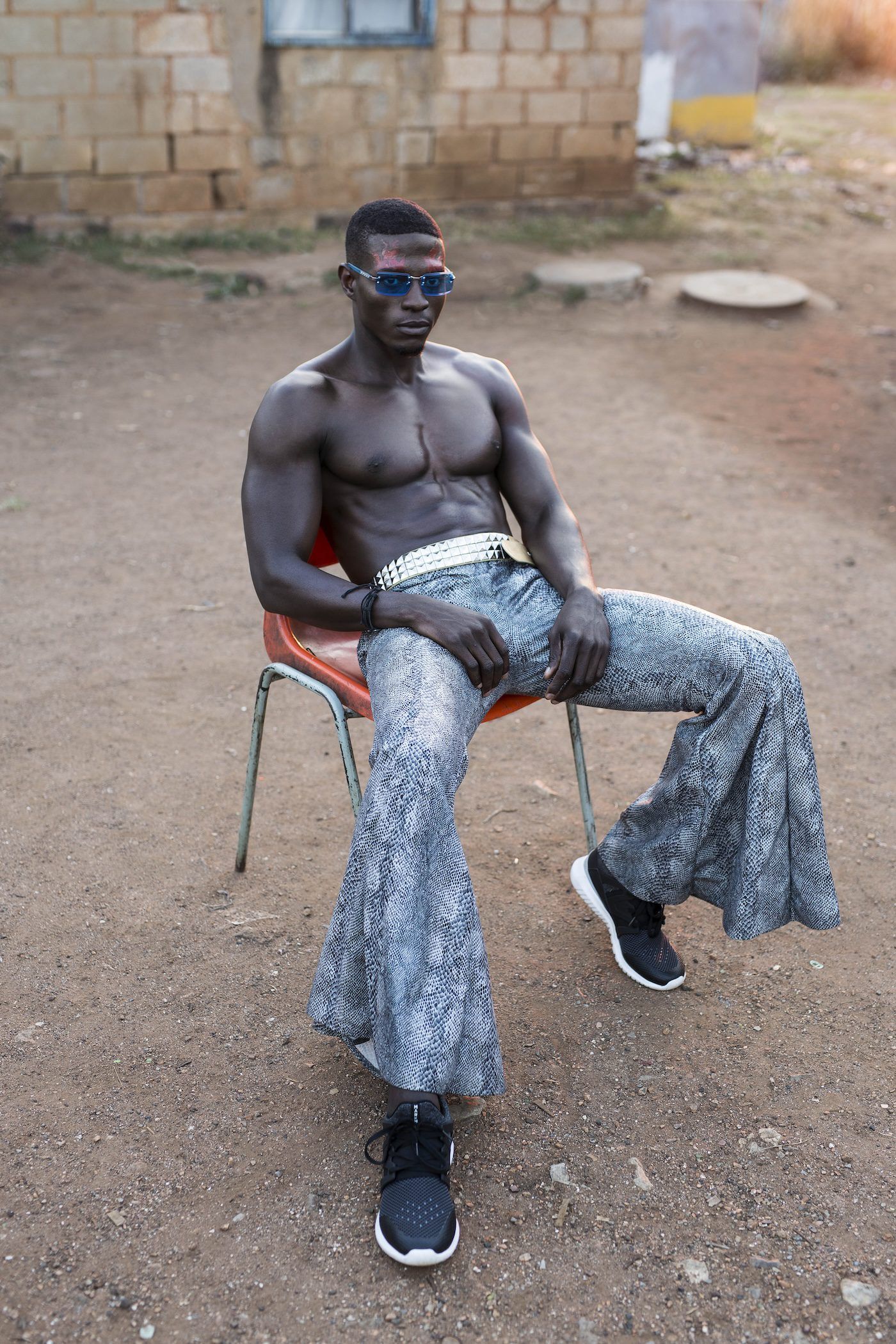 Tatenda Chidora, Table seat, 2017. Ilford Gold fibre Pearl 290gsm, 130cm x 87cm. Courtesy of the artist.