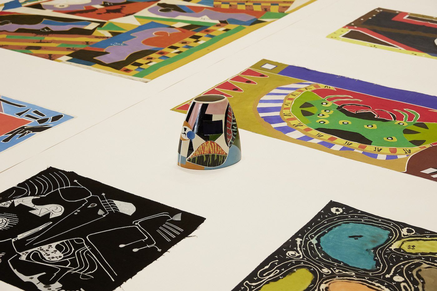 ”Hamid Zénati. All-Over”, installation view, Haus der Kunst, 2023. In the late 2000s the artist also started experimenting with painting on prefabricated ceramics. Photo: Judith Buss.