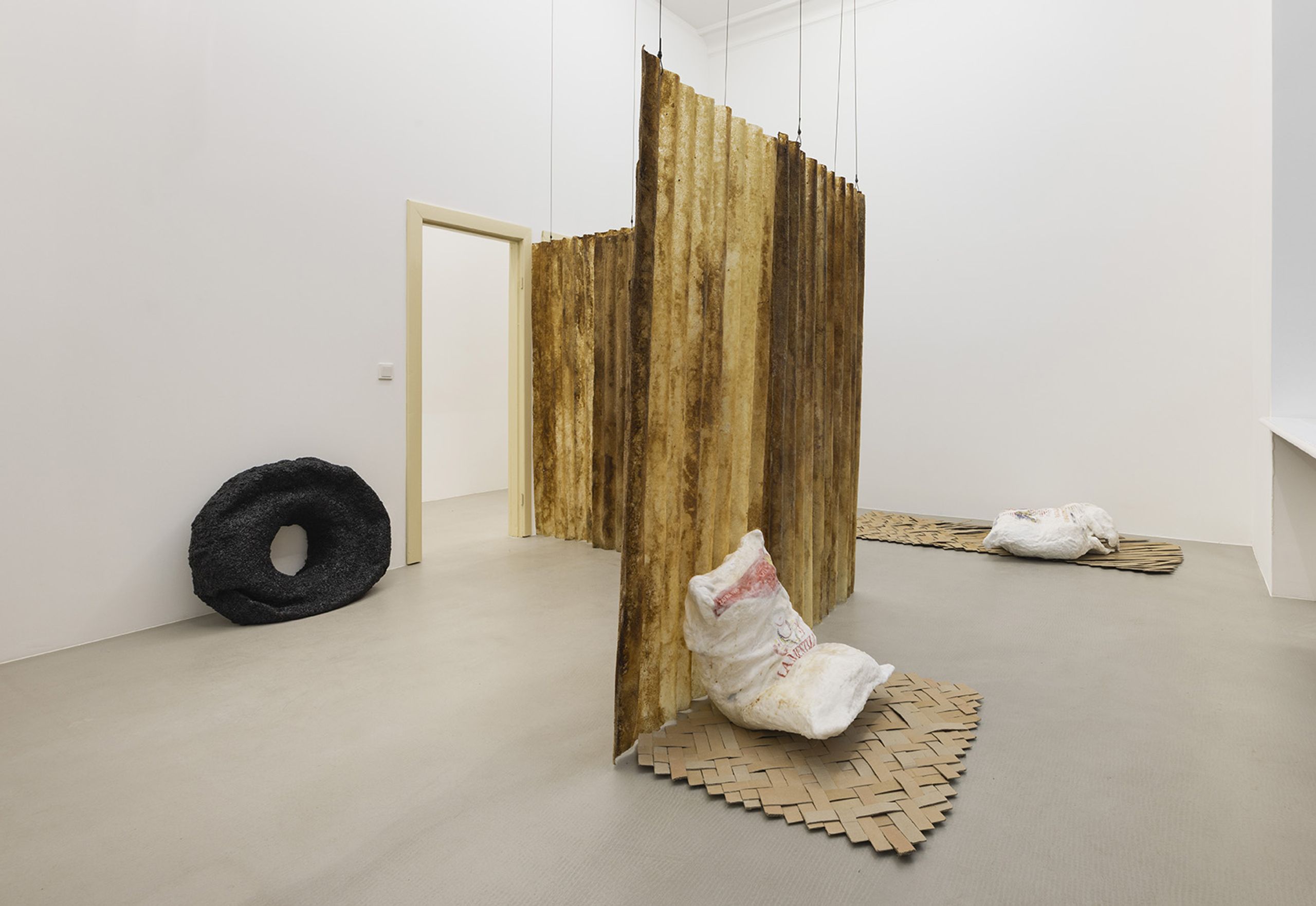 Sofía Salazar Rosales, Hay cuerpos cansados por el viaje que buscan enraizarse (There are bodies tired from the journey seeking to root), installation view at BUNGALOW/ChertLüdde, 2022. Photo: Andrea Rossetti. Courtesy of ChertLüdde, Berlin and Sofía Salazar Rosales, Paris