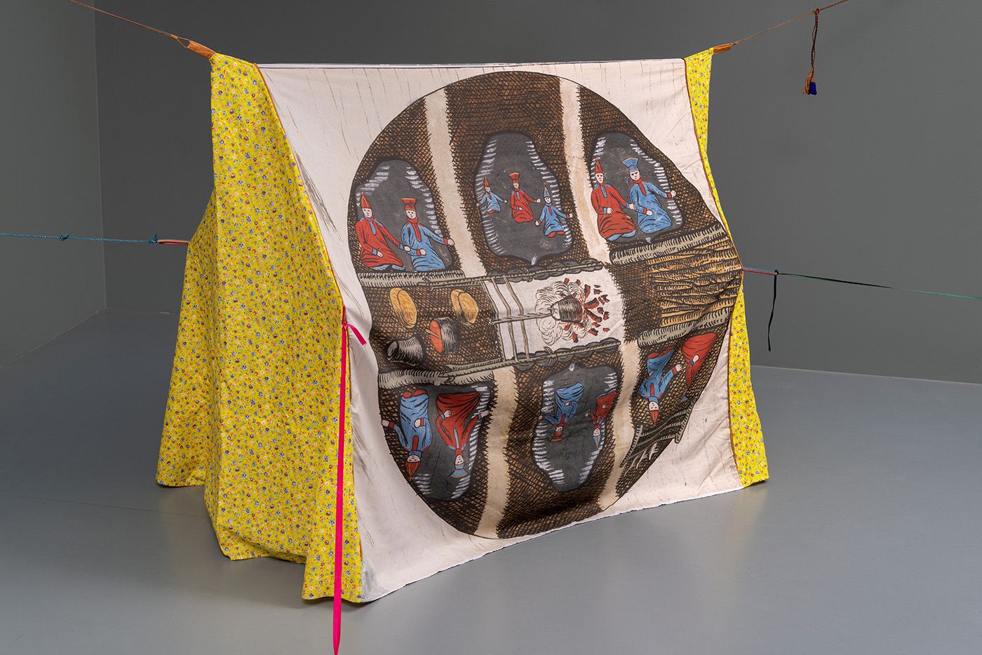 Joar Nango and Katarina Spik Skum (Alta, Noruega, 1979, lives in Tromsø, Noruega/Boden, Suécia, 1971, vive em [lives in] Jokkmokk, Suécia), Rákkas III, 2020. Leather, wool, silk. Collection of Kode. Photo: Dag Fosse