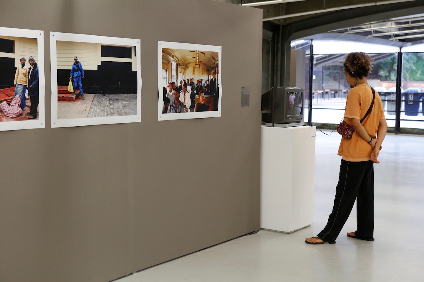 Cinthia Marcelle e Jean Meeran, Capa Morada, 2003. Image Credit: Lucas Barreto.