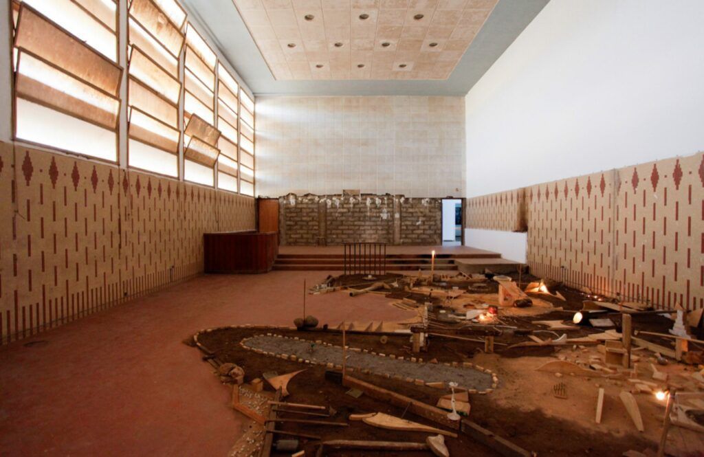 Youssef Limoud, Maqam, 2016. Mixed media installation. Dak’Art 2016 international exhibition, Installation view, Palais de Justice © C&