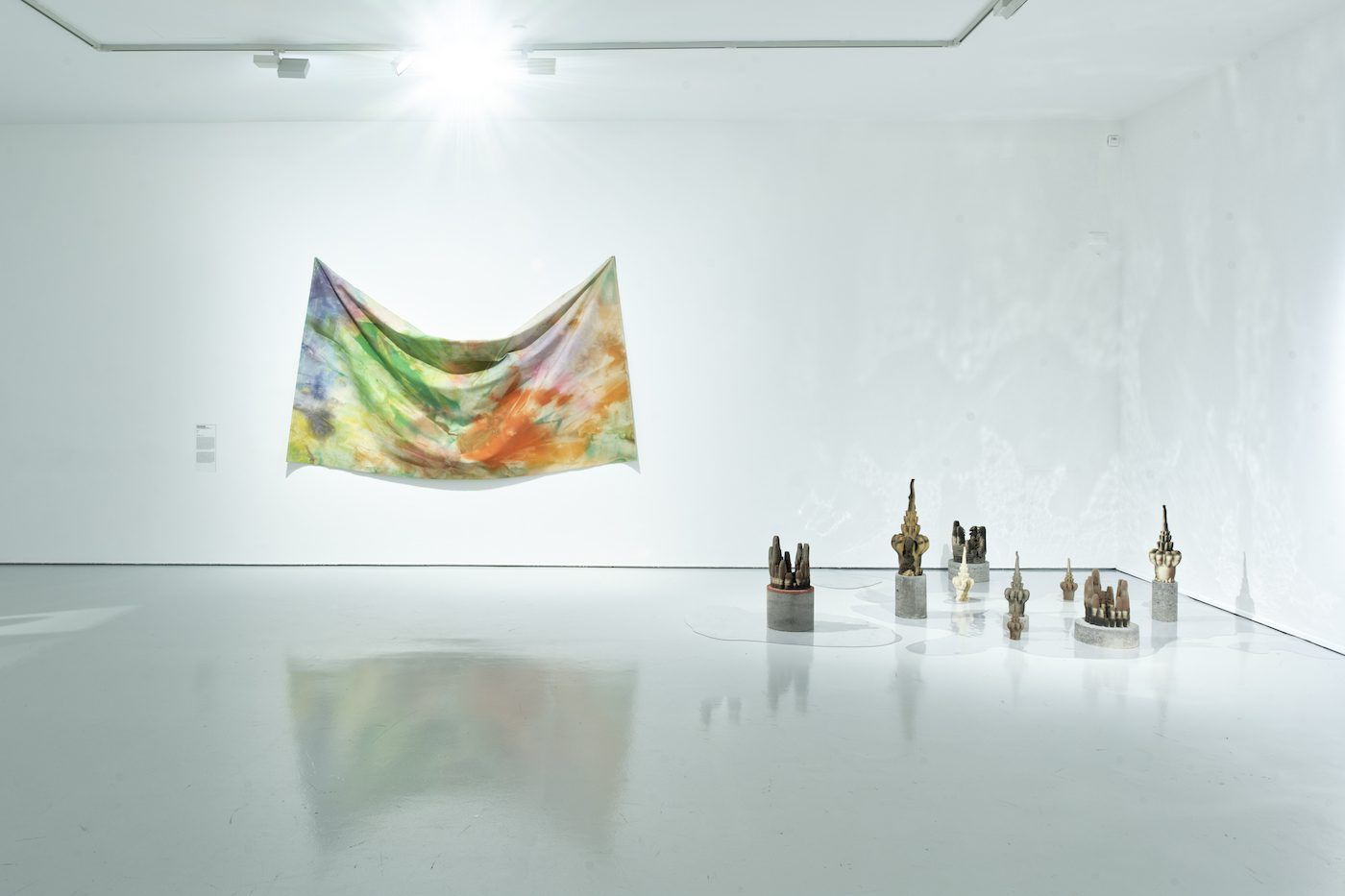(Left) Sam Gilliam and (right) Josefa Ntjam.View of the exhibition Globalisto. A Philosophy in Flux at the Musée d’art moderne et contemporain de Saint-Étienne Métropole, from June 25th to October 16th, 2022. Crédit photo : C. Cauvet / MAMC+