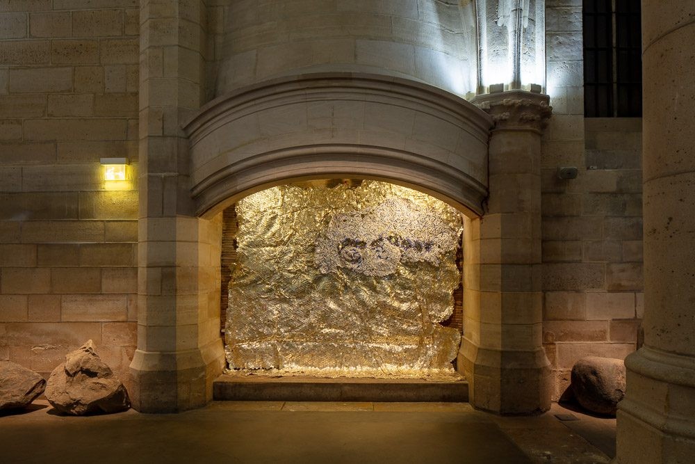 El Anatsui, Installation view of En quête de liberté, 2021 at Le centre des monuments nationaux as part of Africa2020 Season. Courtesy of Africa2020
