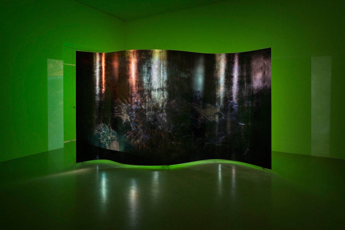 Sandra Mujinga, »Re-Imagining Things IV«, 2020. Installation View at Kunstverein Hannover. Photo: Raimund Zakowski