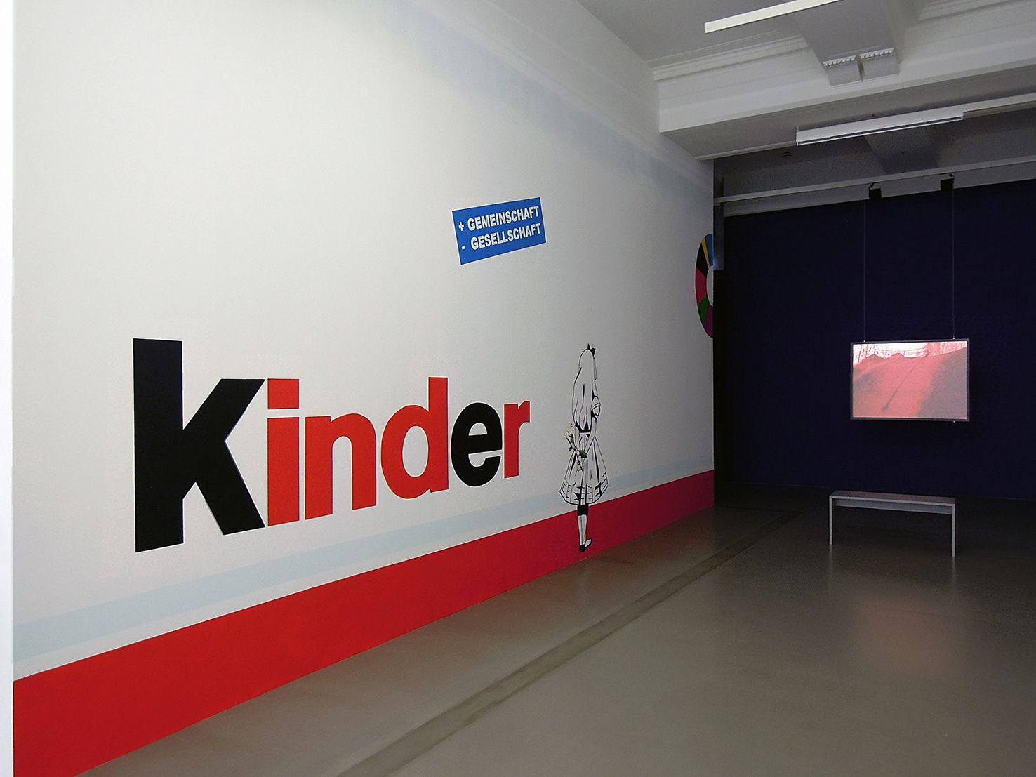 General view of the exhibition. On the left +Gemeinschaft -Gesellschaft. Wall painting, 2019.